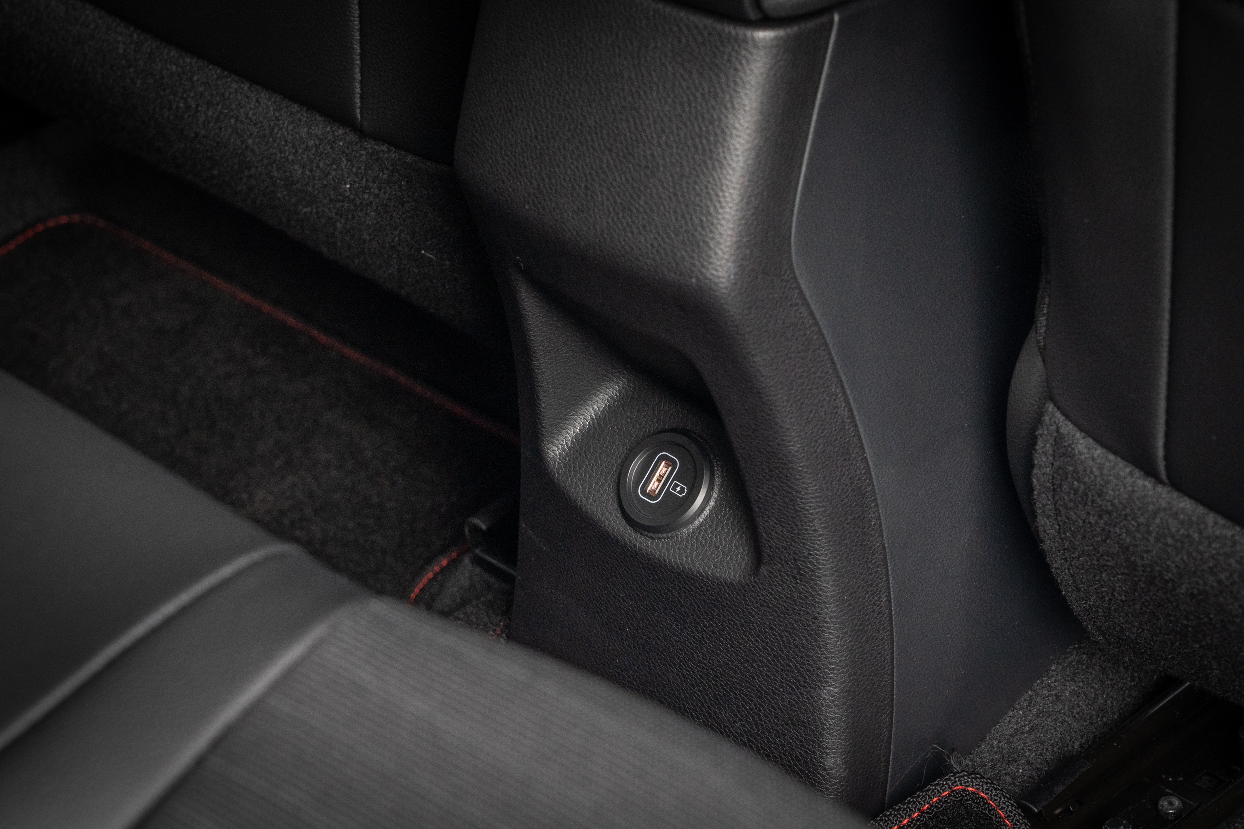 可惜的是後座並無出風口,僅有電源插座。