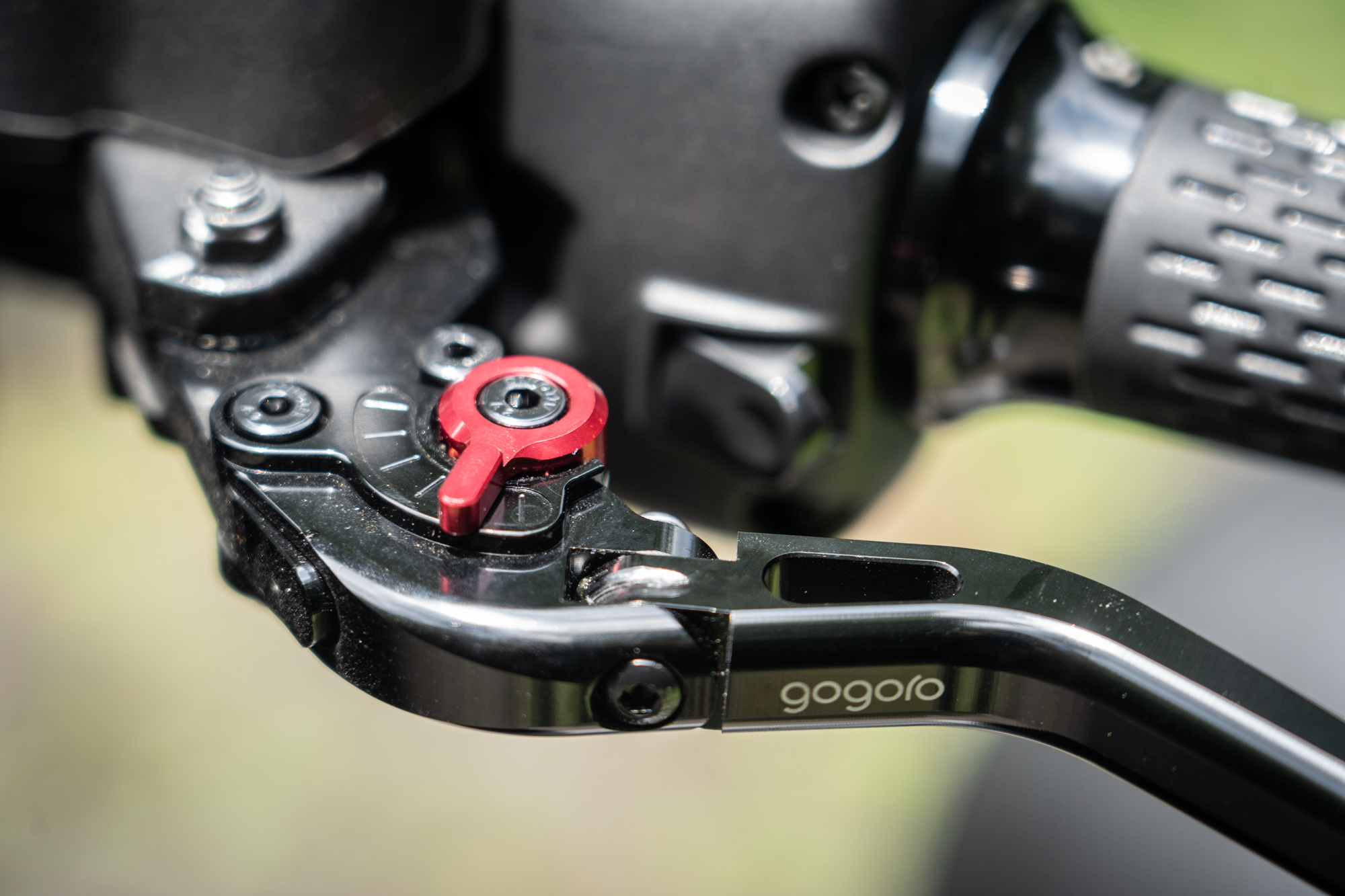 DMV 二截拉桿的可調式設計,讓各種身材的車主都可調整到最適手的拉桿間隙。