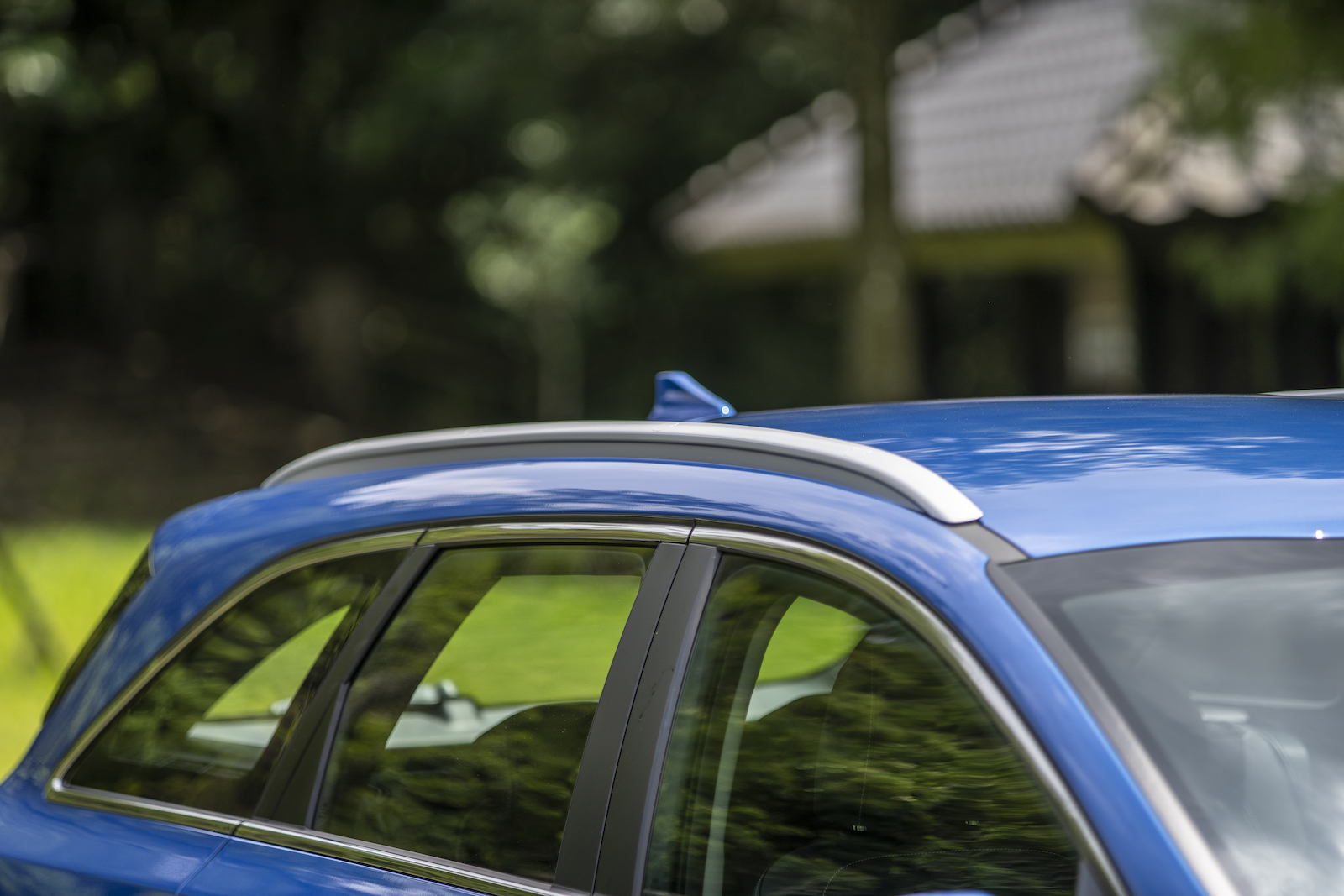 霧銀塗裝的一體式車頂架。