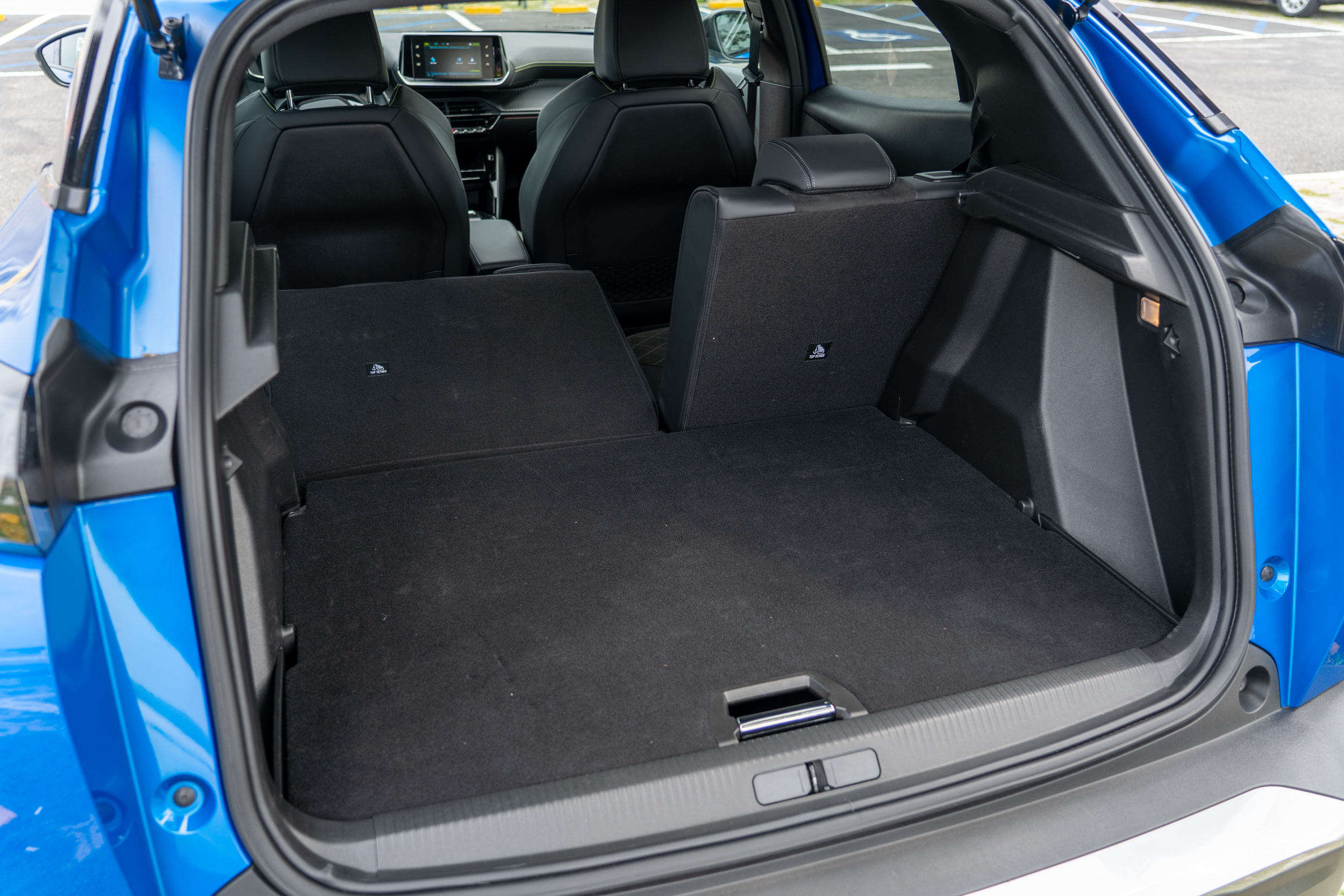 置物空間透過後座 6 / 4 分離傾倒機制,可提供靈活的機能。