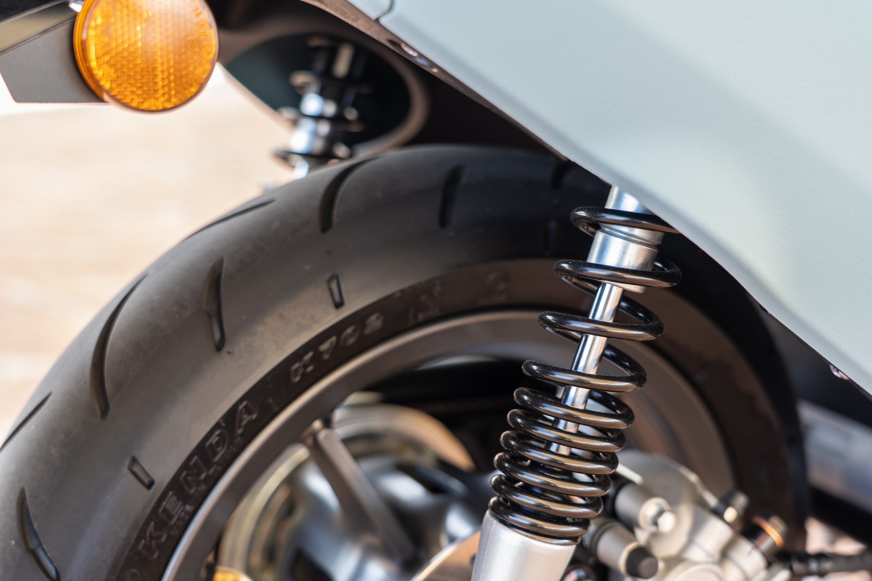 後雙槍式後避震為固定式。