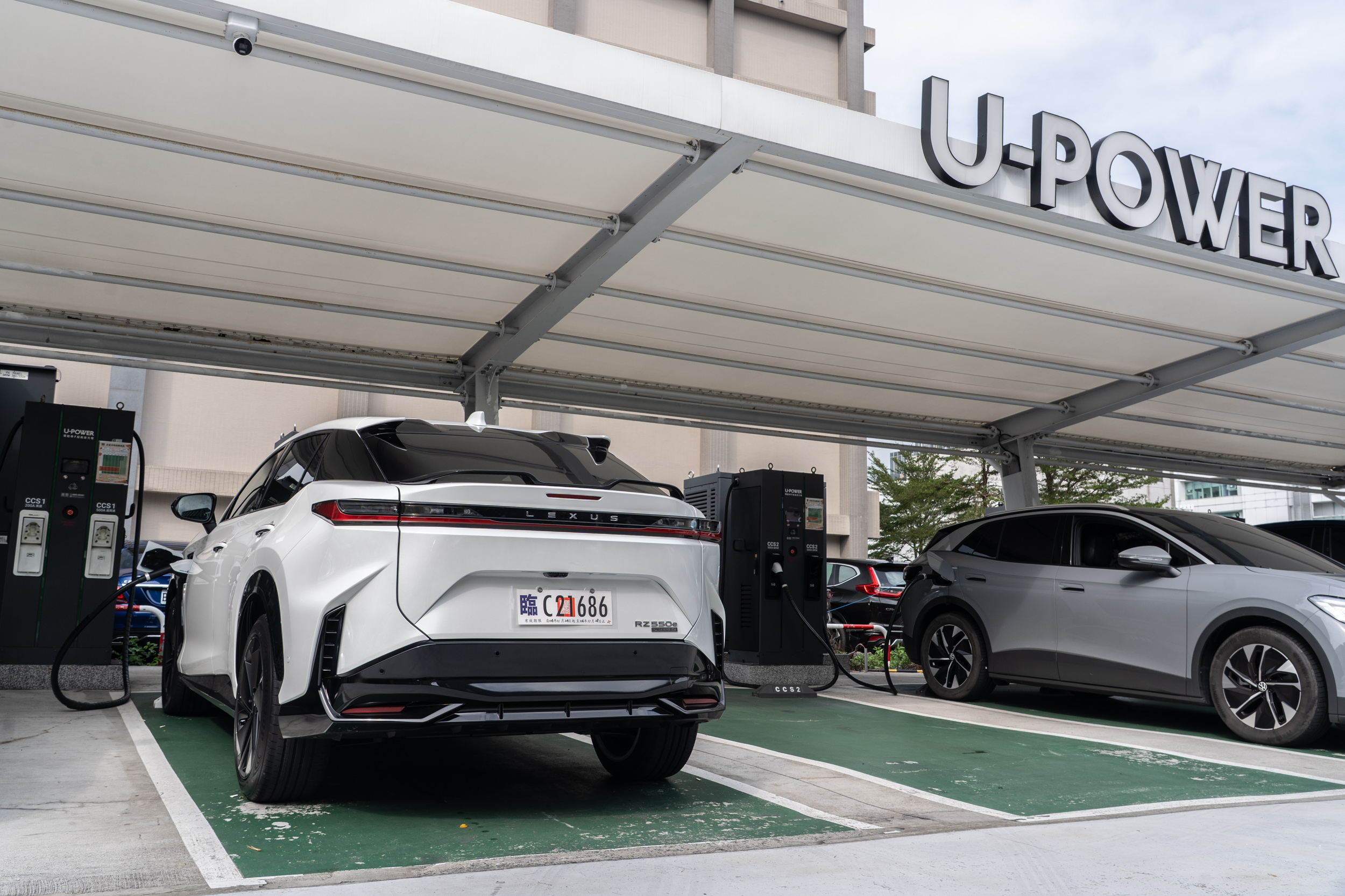 最佳狀態下，從10％電量充至80%約莫需要28分鐘。