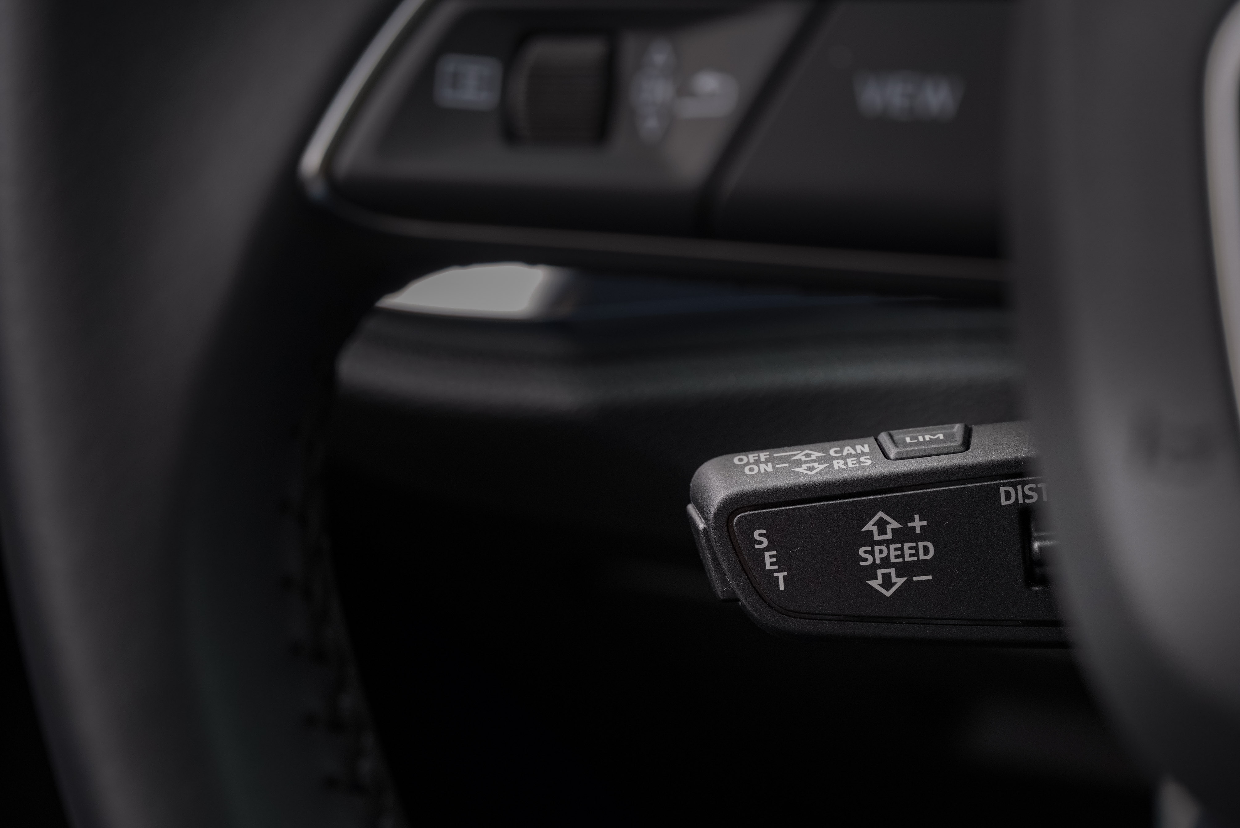 標配 ACC 主動式定速巡航控制系統、Audi lane assist 主動式車道維持及偏離警示系統、Audi side assist 車道變換輔助系統 (盲點警示) 等。