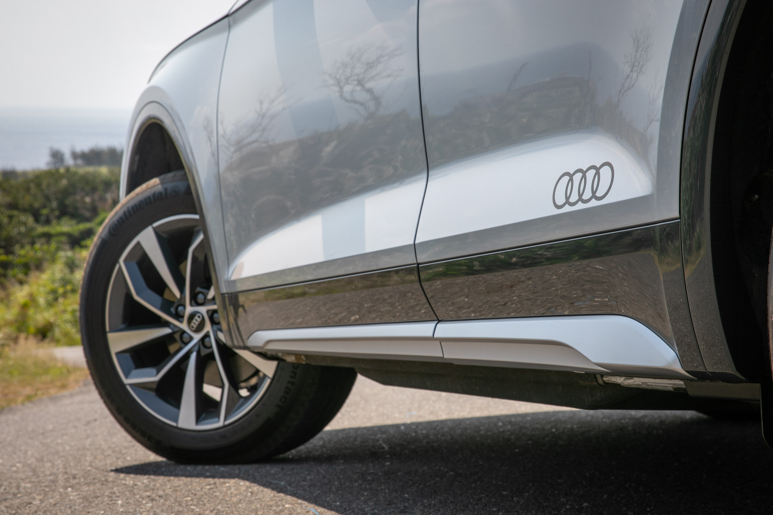 車側多層次的材質鋪陳,搭配 Edition One 車型專屬 19 輪圈,稍微增添運動氣息。