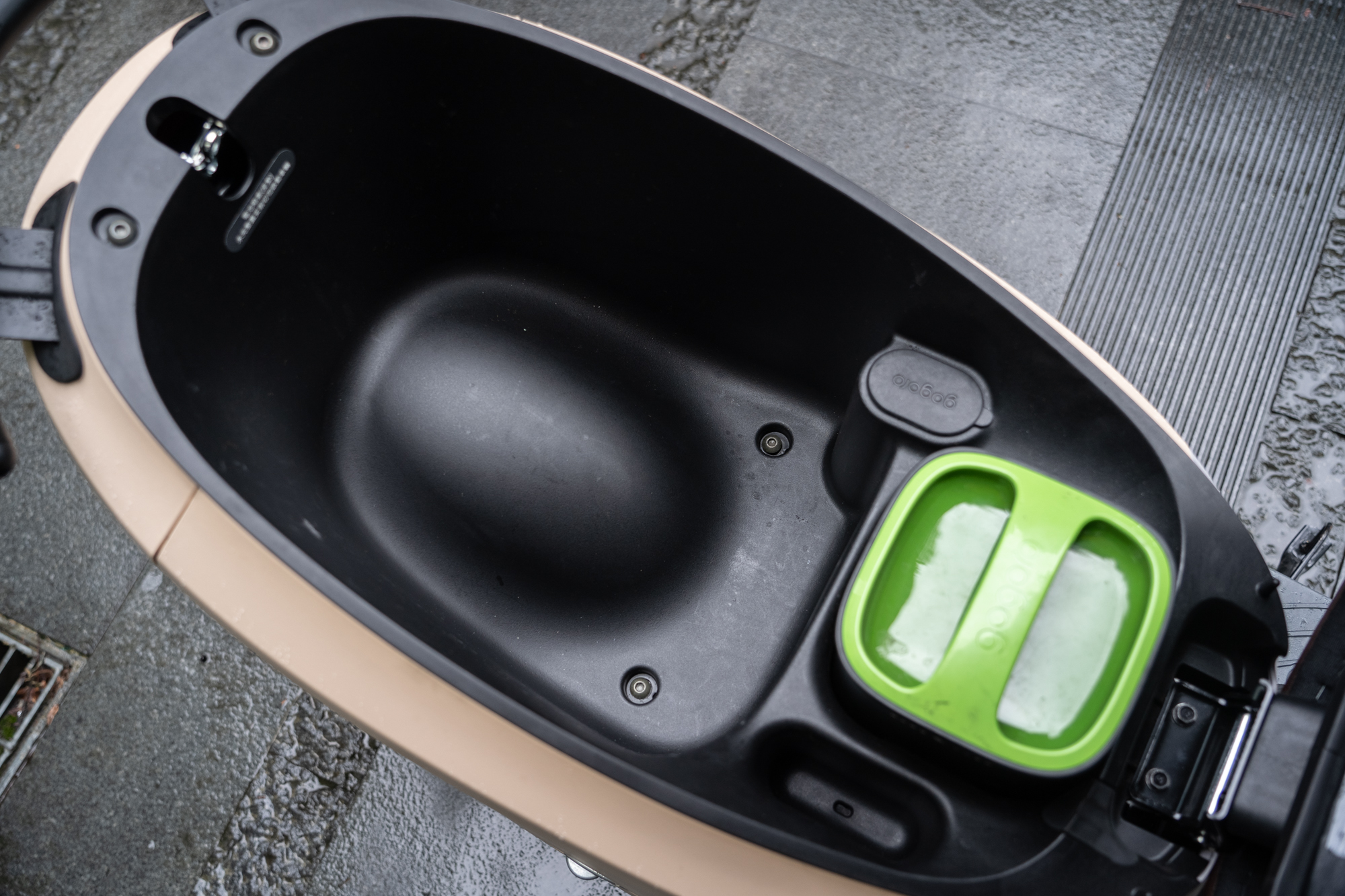 座墊下方置物容積為 21.6L。