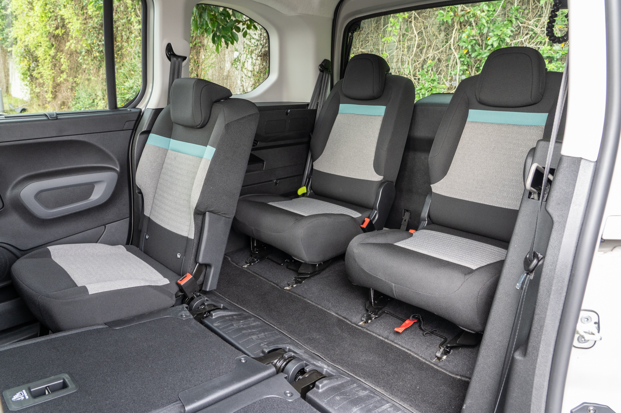 成人乘坐第三排空間也挺有餘裕,雖然不如第二排輕鬆,但至少比許多 5+2 人座休旅車的第三排空間舒適。