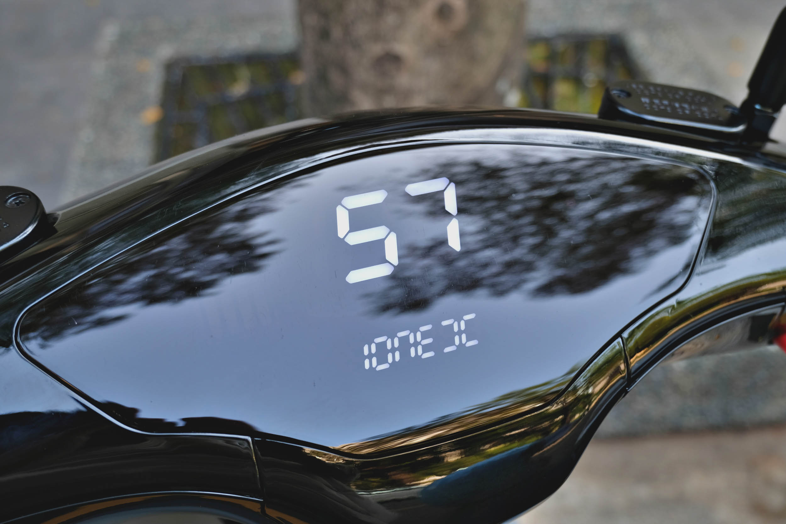 儀表在開啟時還會出現 S7 的字樣,展現他們設計師對於細節的用心。