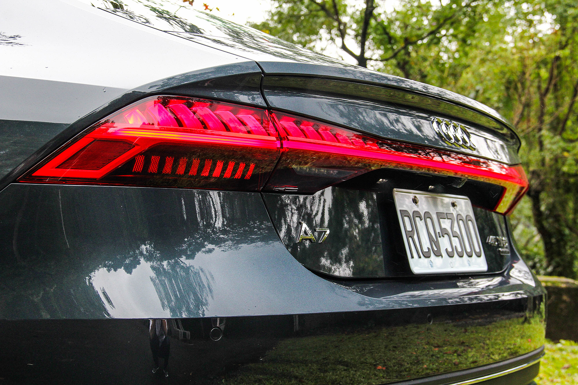 車尾的 LED 燈組不僅比 Audi Proligue 概念車更為細緻，視覺效果也更加炫目。