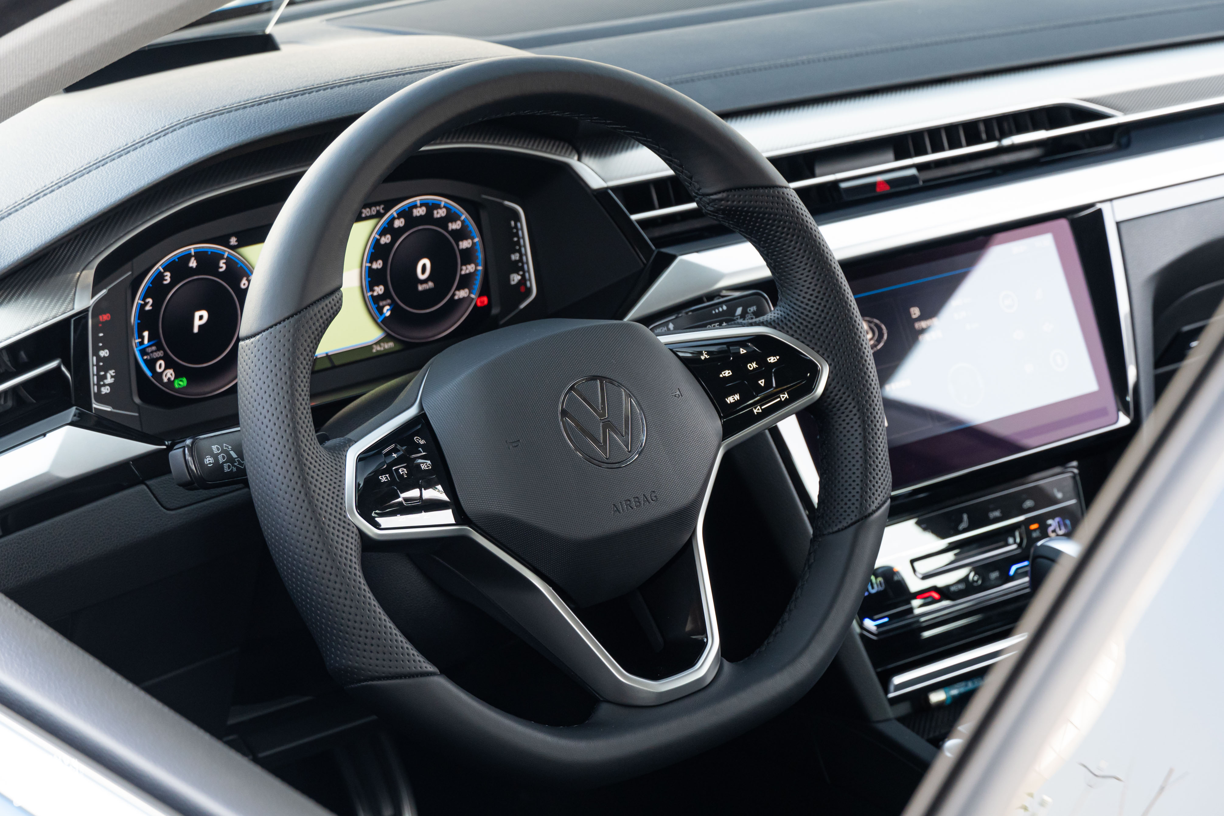 三輻式運動化多功能觸控方向盤為車系標配。