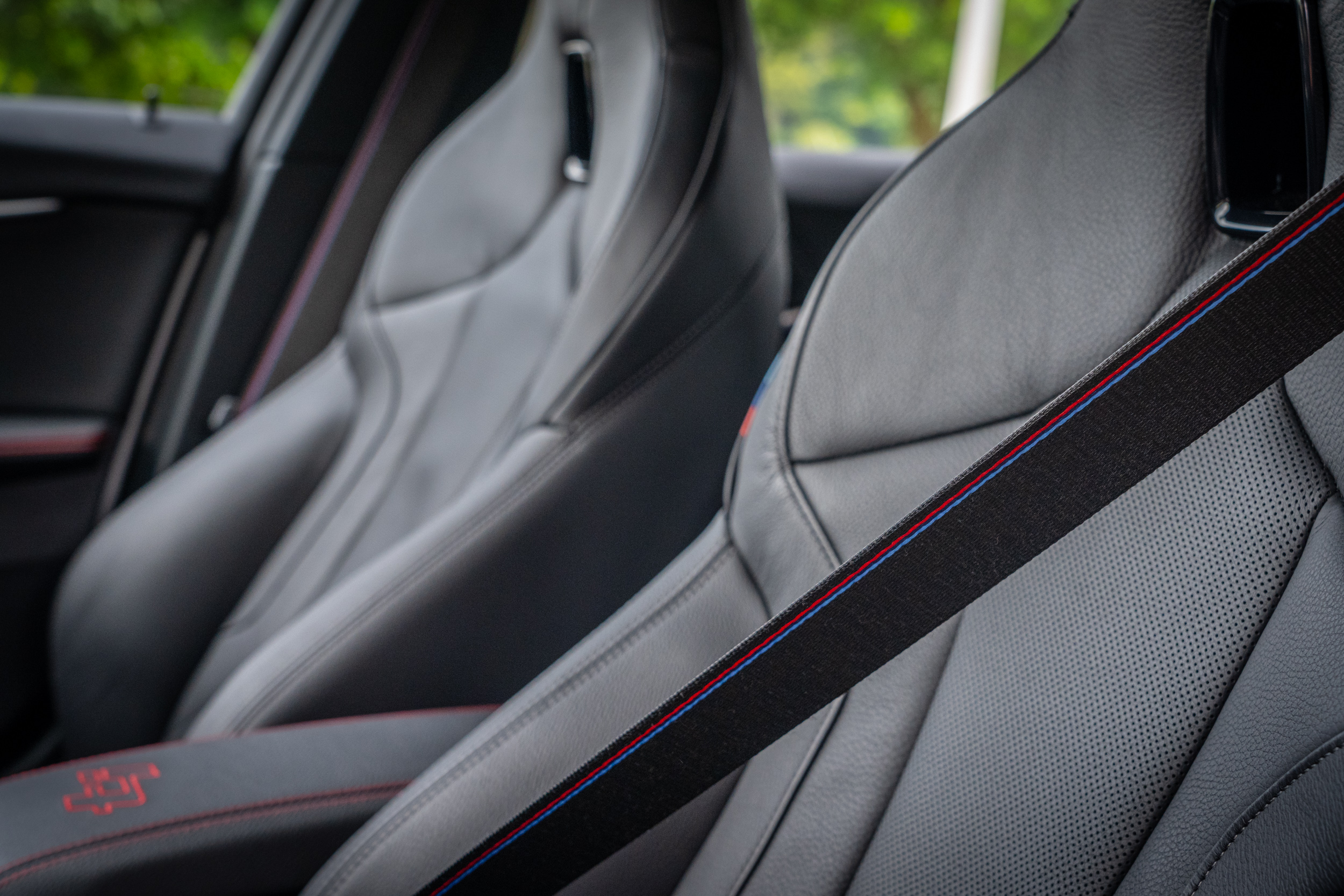 連安全帶都有 M 專屬三色縫線。