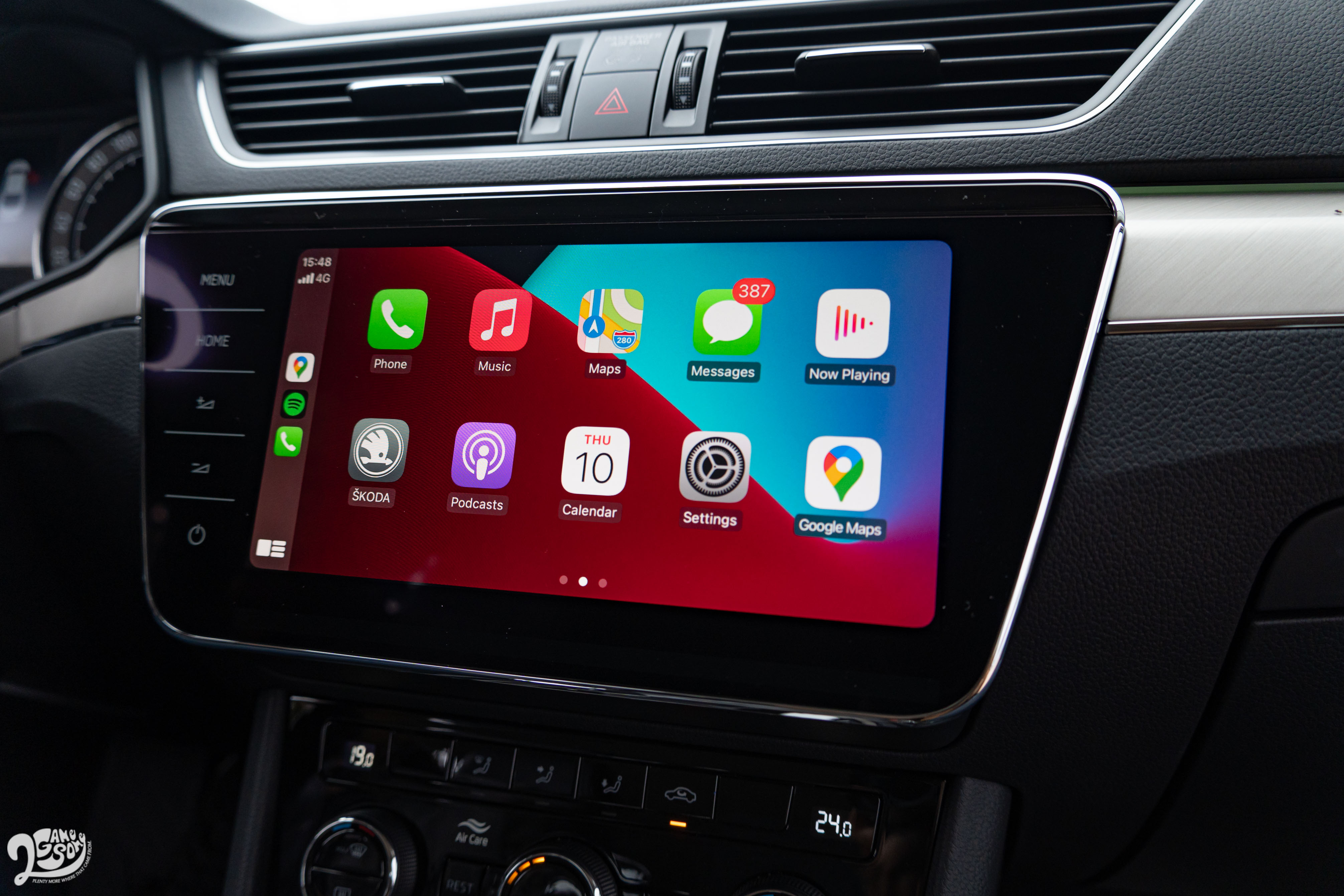 中央觸控螢幕支援 Apple CarPlay，原廠也正在為 Android Auto 申請 Google 授權，將來也可以透過回廠升級開通。