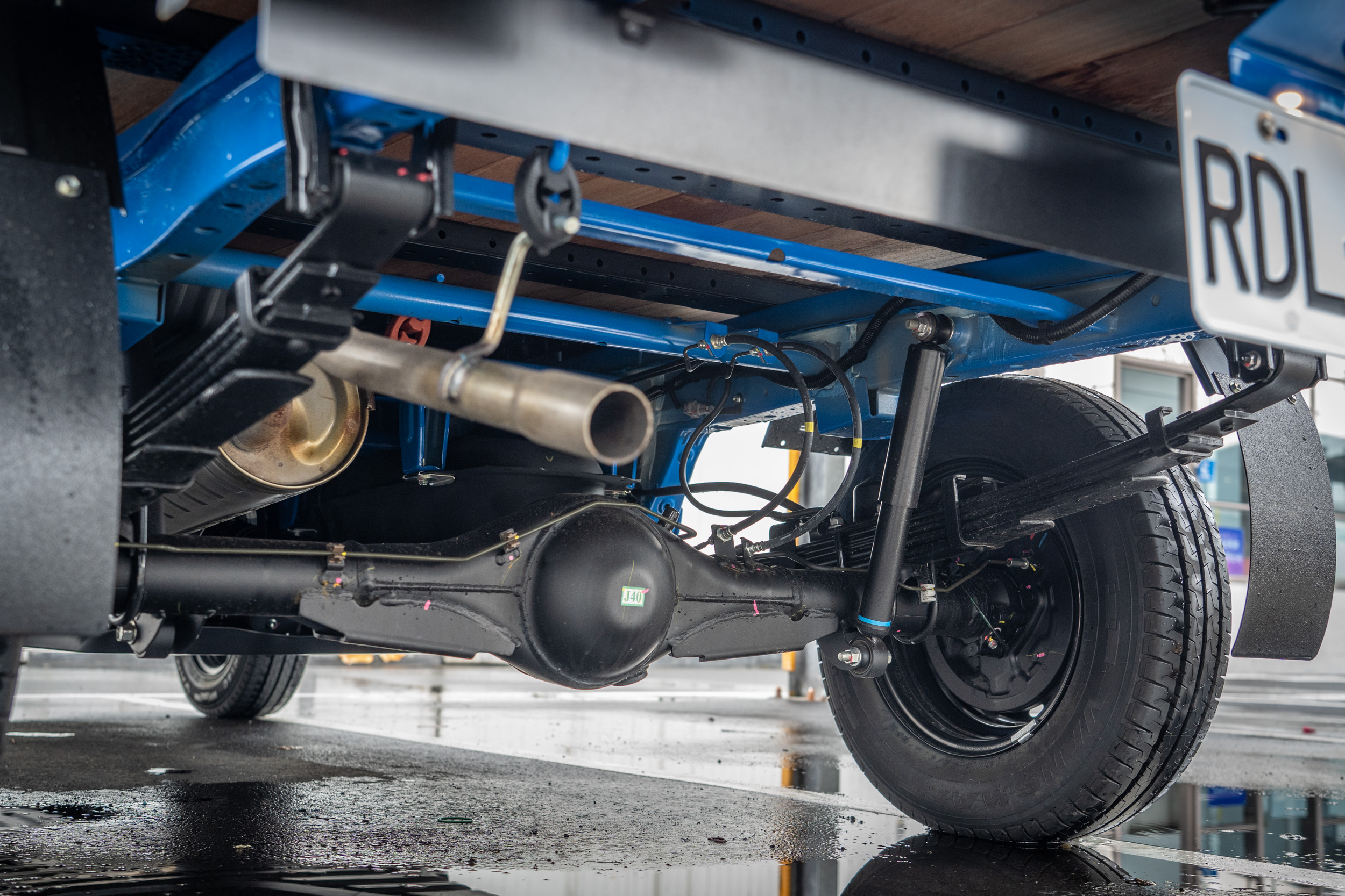 懸吊配置為前麥花臣、後葉片彈簧式附減震筒。