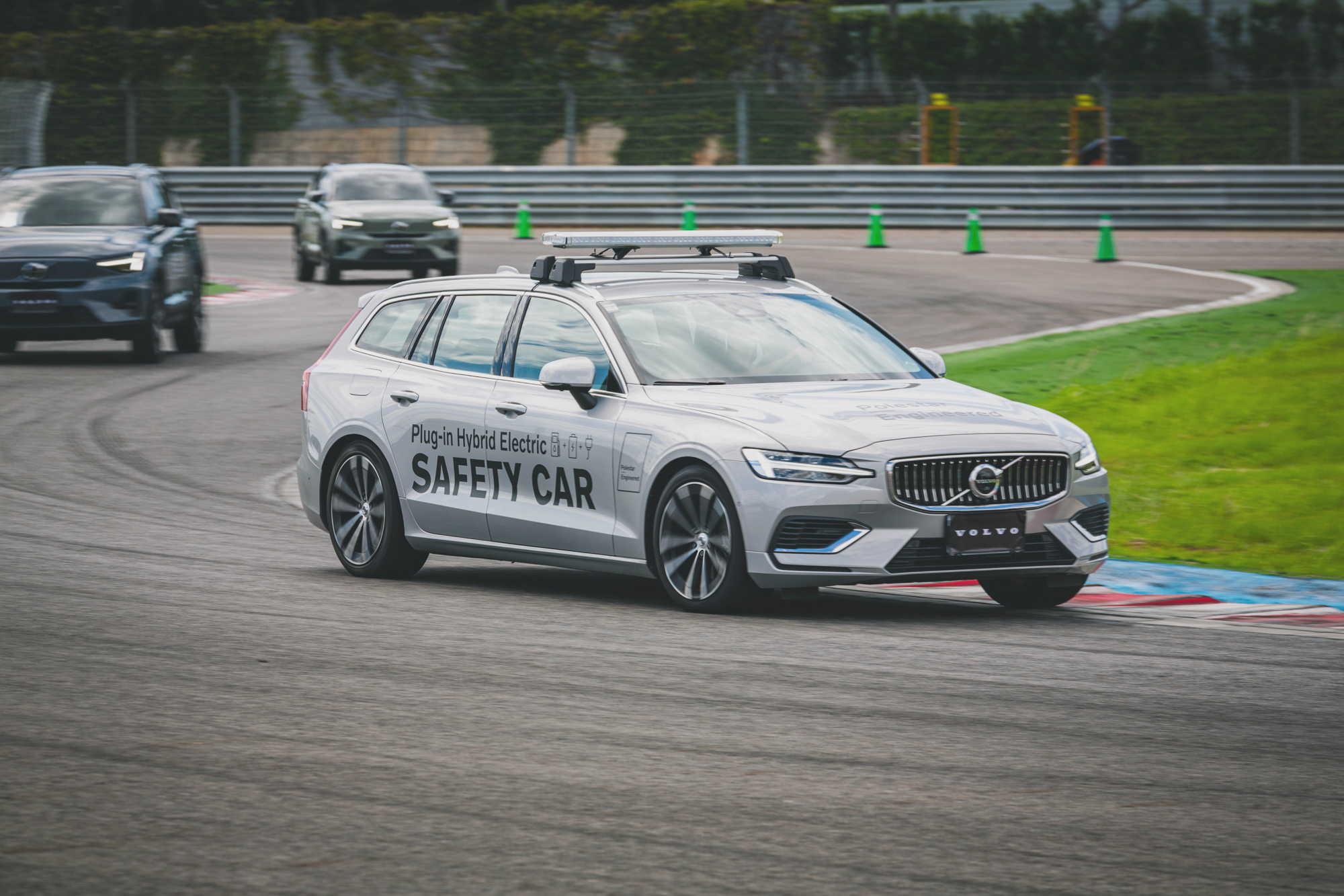 帶頭的教練車是 XC60 Recharge T8 動力車款,有趣的是過程當中還因為電池沒電無法發揮最大輸出,先暫停賽道活動讓這輛車去充電。