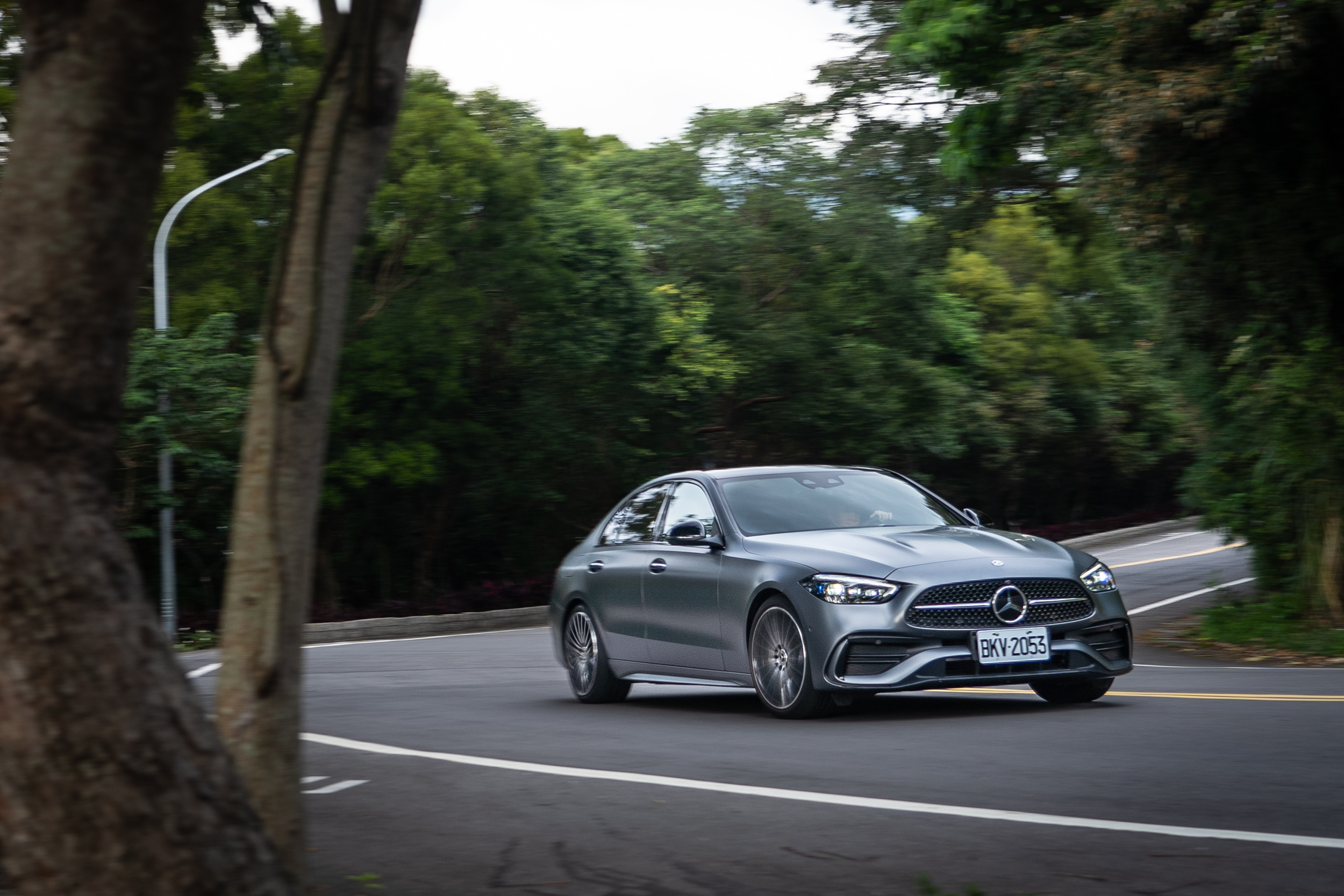 不用像 C200 般頻頻切換動力模式,油門的收放間有著更多的彈性。