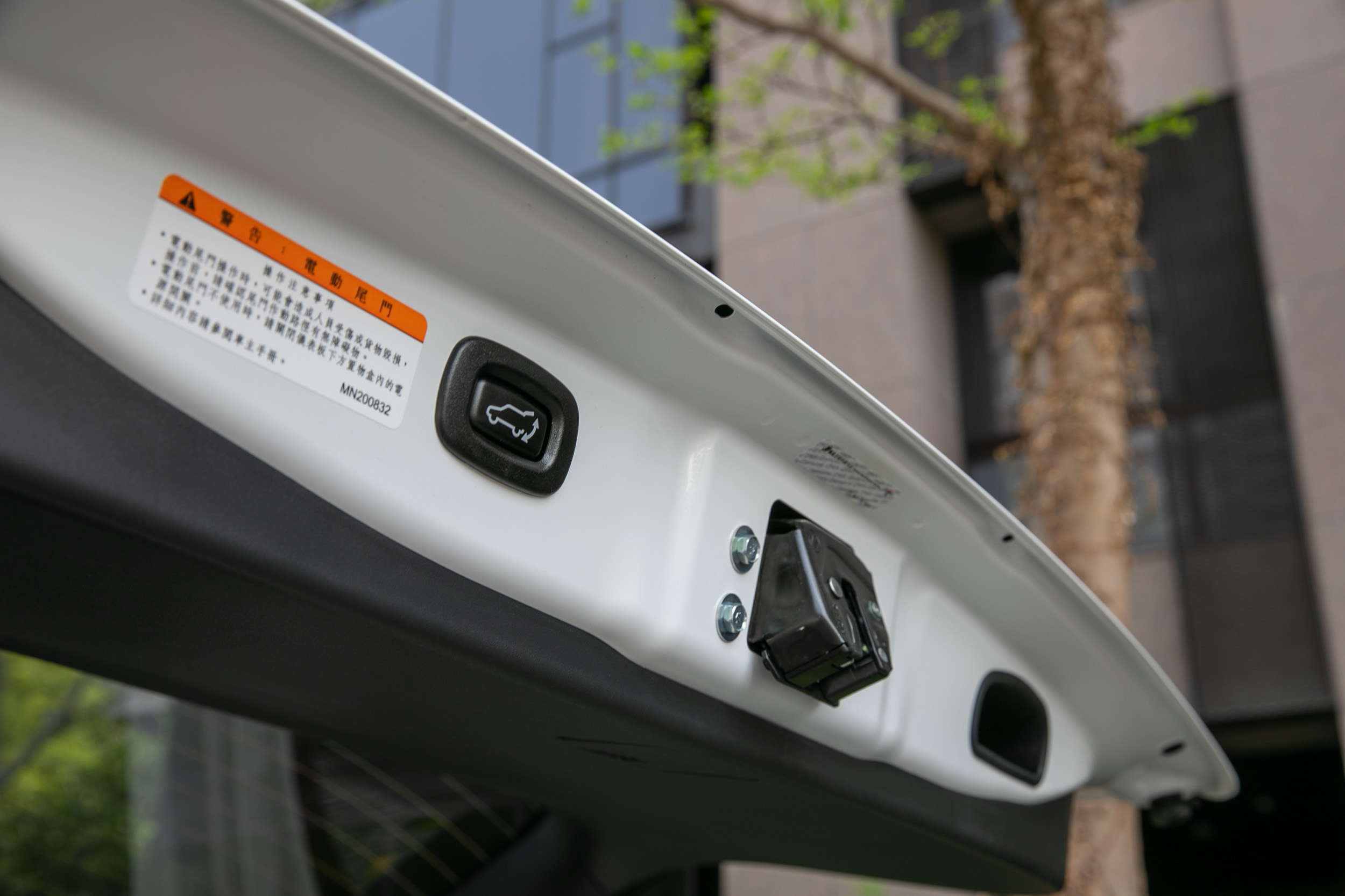 配備電動尾門。