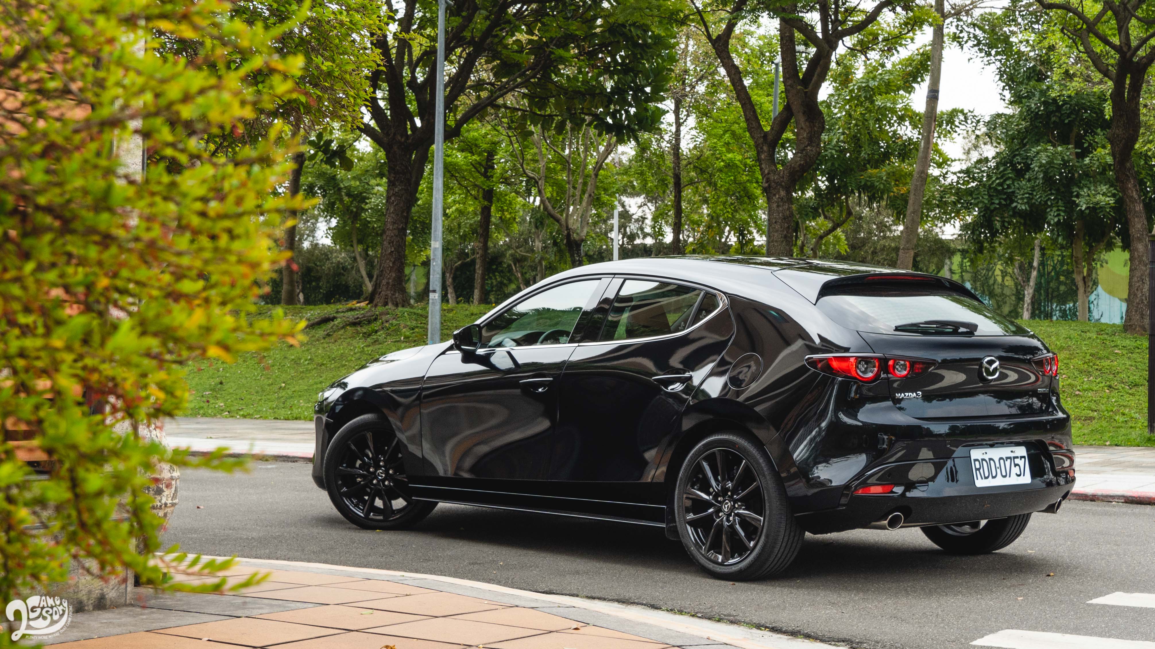 正 21 年式 Mazda3 旗艦進化型 4D 98.9 萬、5D 99.9 萬。