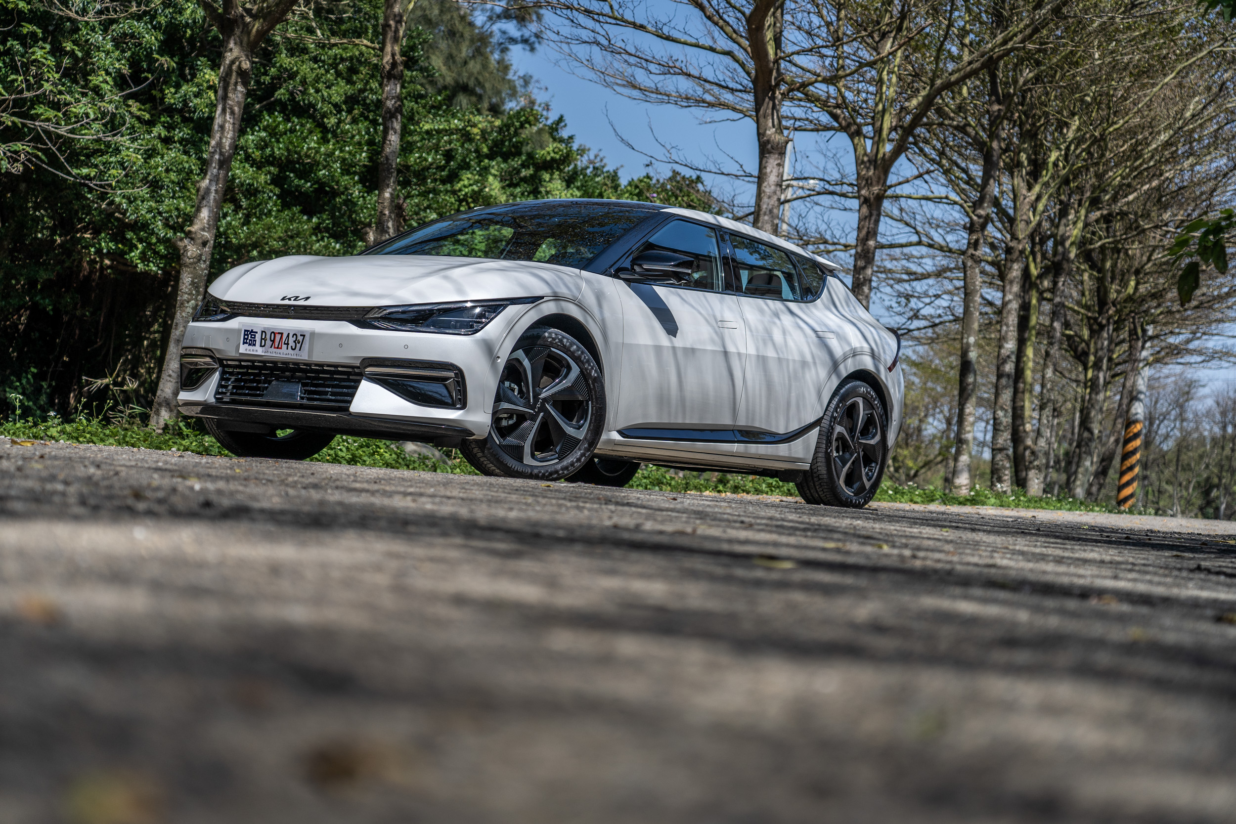 Kia EV6 目前在國內仍處預售階段,本次所試駕的為最高旗艦級別的 GT-Line e-AWD 增程版,預售價為 199.9 萬元。