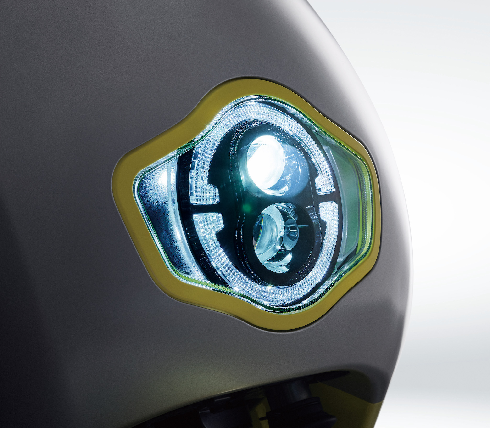 eReadyFun LED 鑽彩魚眼頭燈。