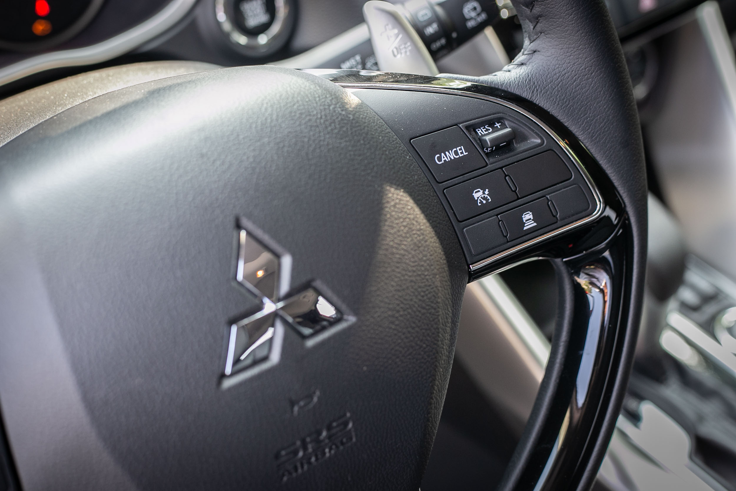 ACC 主動車距控制巡航系統操作介面設置於方向盤右側。