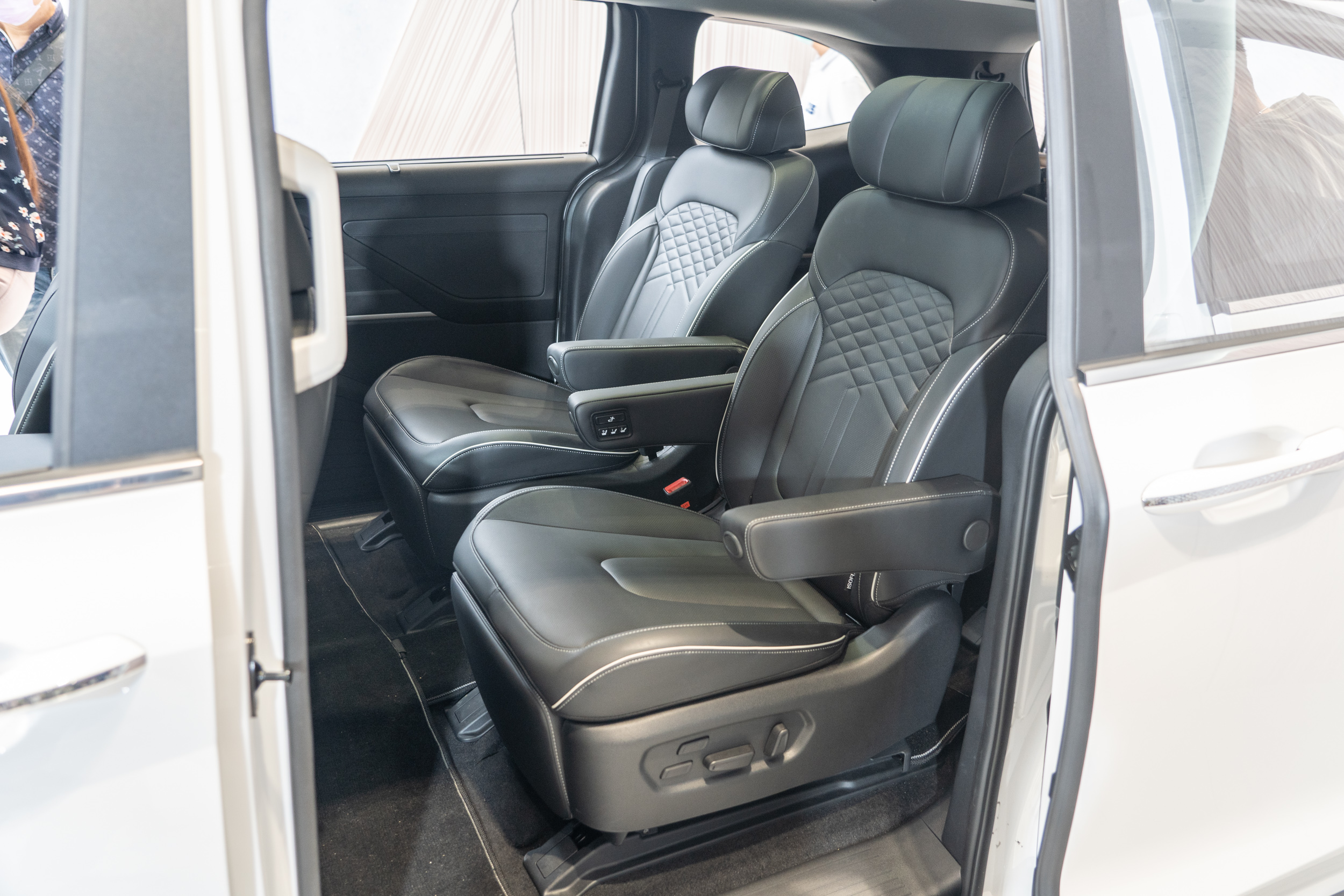 GLT-B 車型第二排 VIP 座椅具有電動調整/加熱/通風/電動腿靠功能。