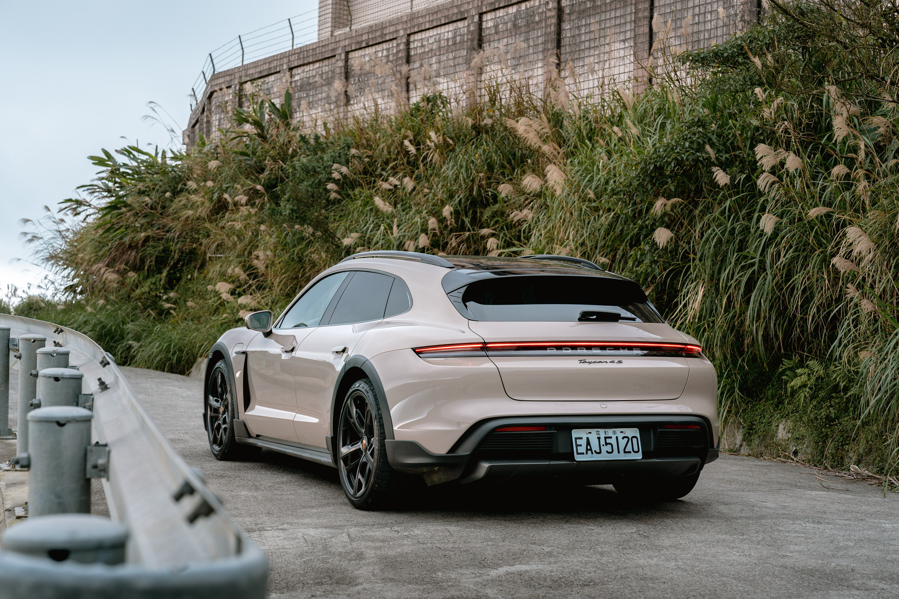 兩者都看過實車後,個人覺得Cross Turismo的輪廓比Taycan更適合這個金屬咖啡杏色車色,彷彿為它而生。