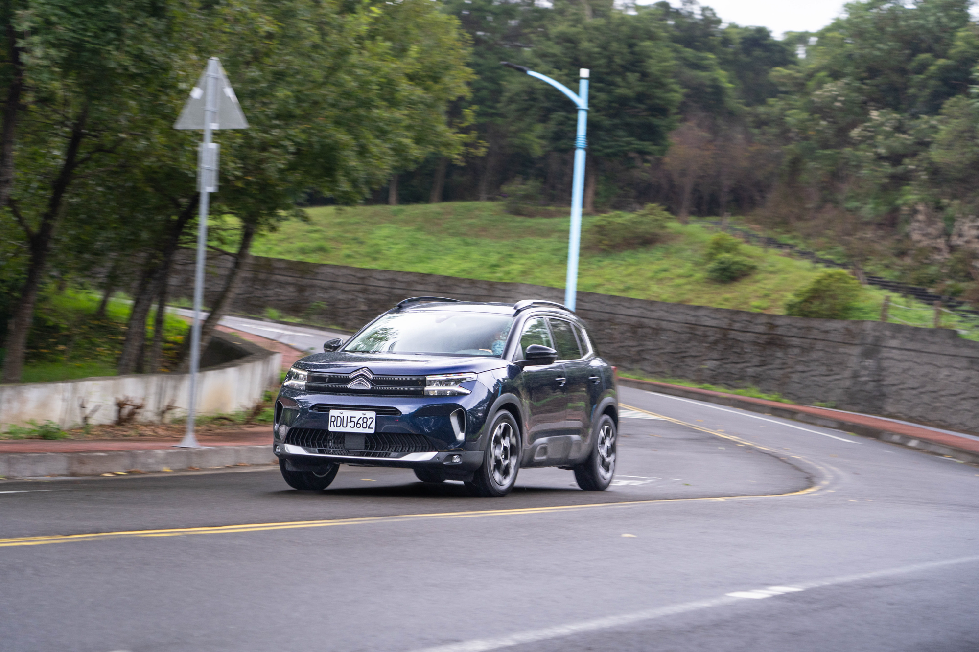 駕馭小改款 C5 Aircross 完全無需任何適應,就可以輕鬆容易的方式,感受動力與車身動態的靈活與輕巧。