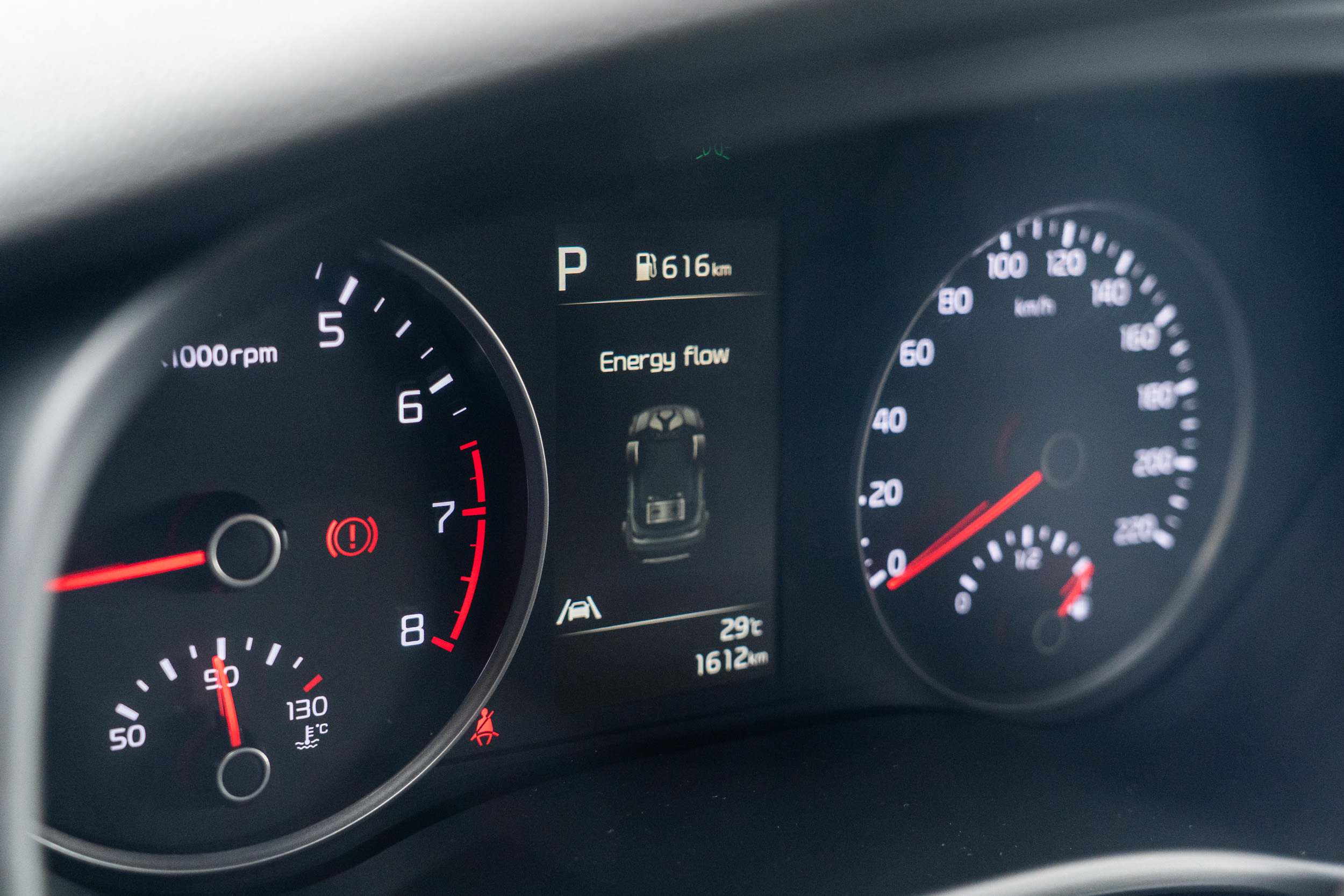 沒有配置全數位儀表板,雙環儀表中央的是 4.2 吋數位儀表。