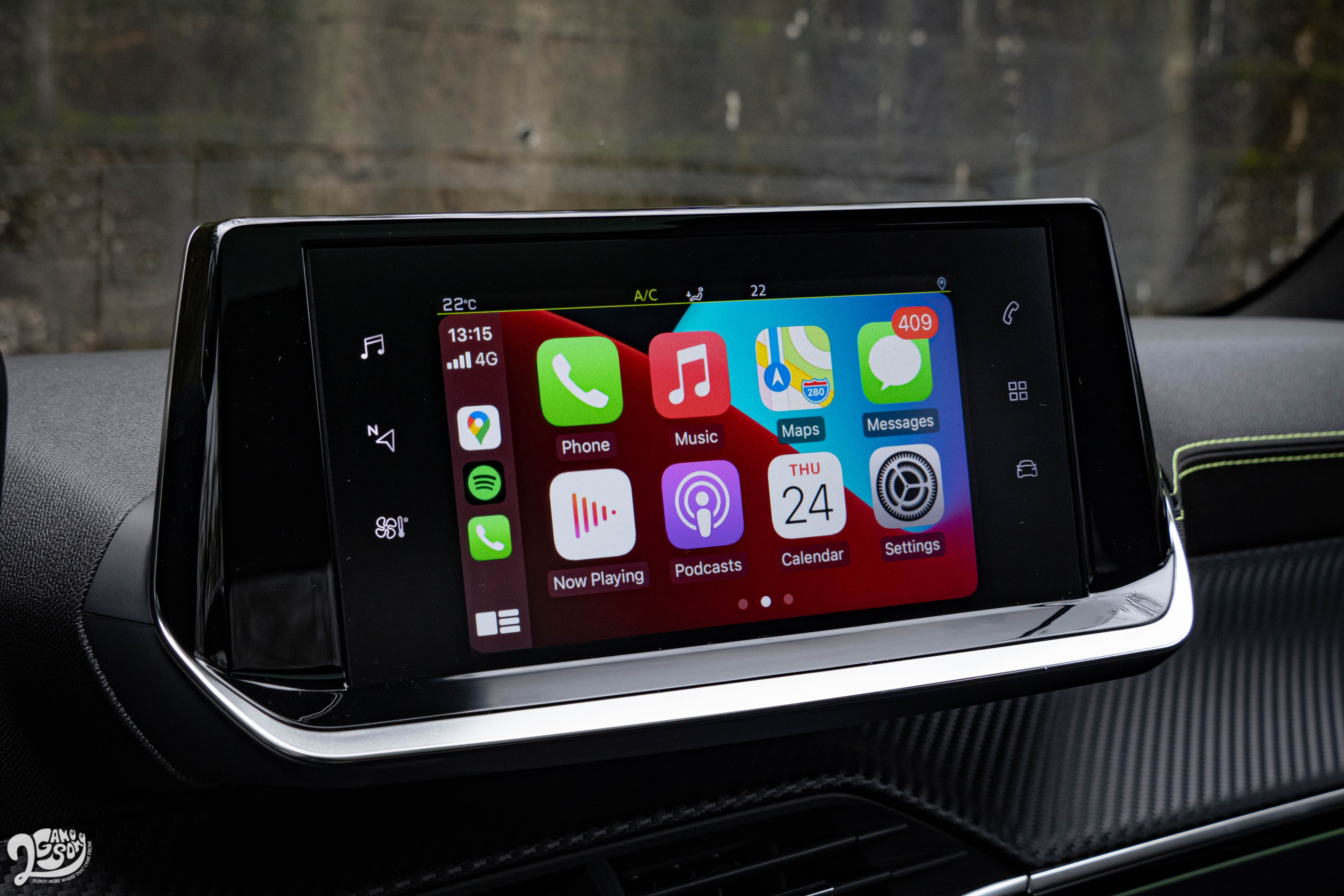 7 吋觸控螢幕支援 Apple CarPlay 與 Android Auto。