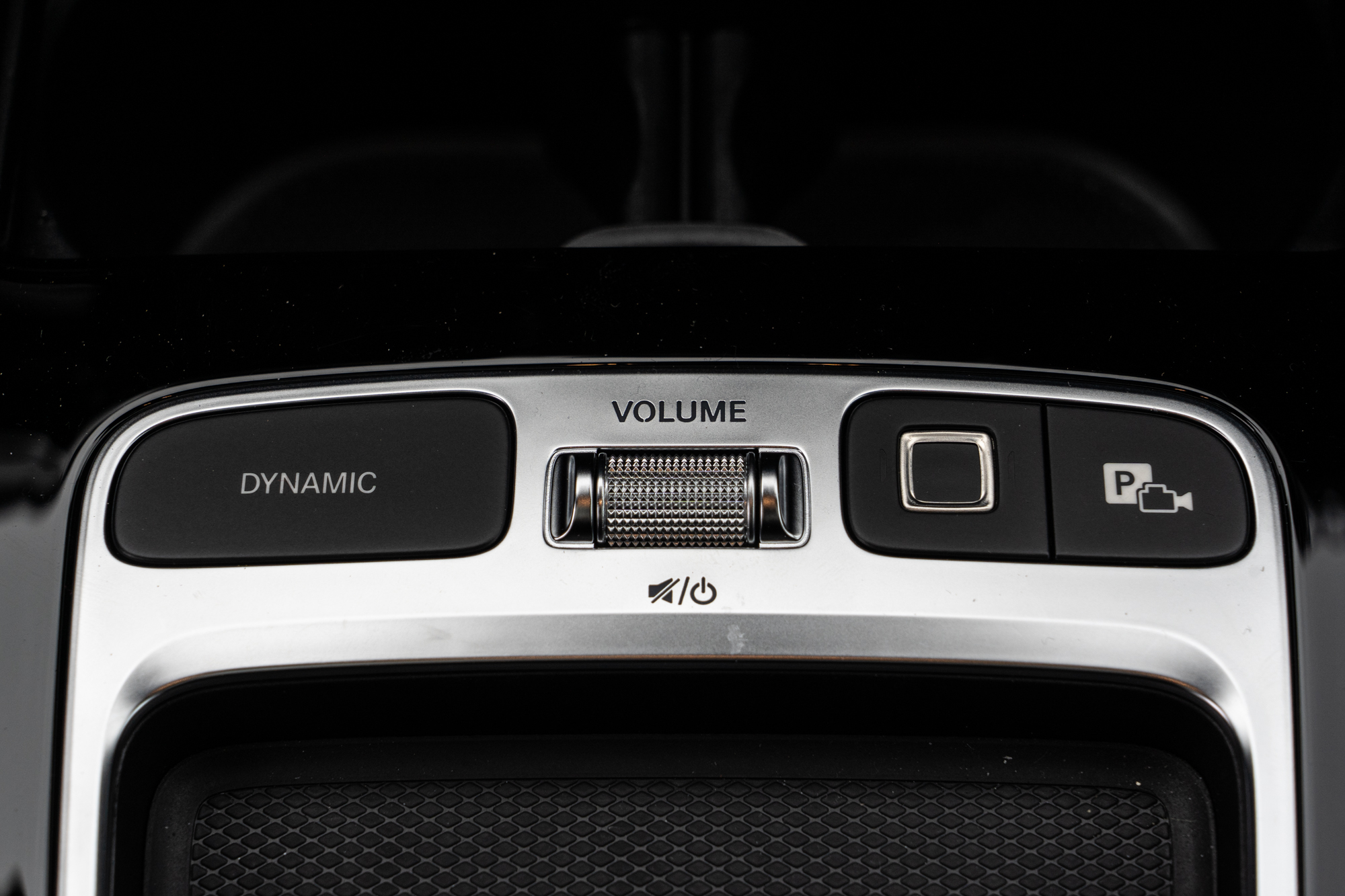 中央鞍座左前方設有駕駛模式切換鍵。