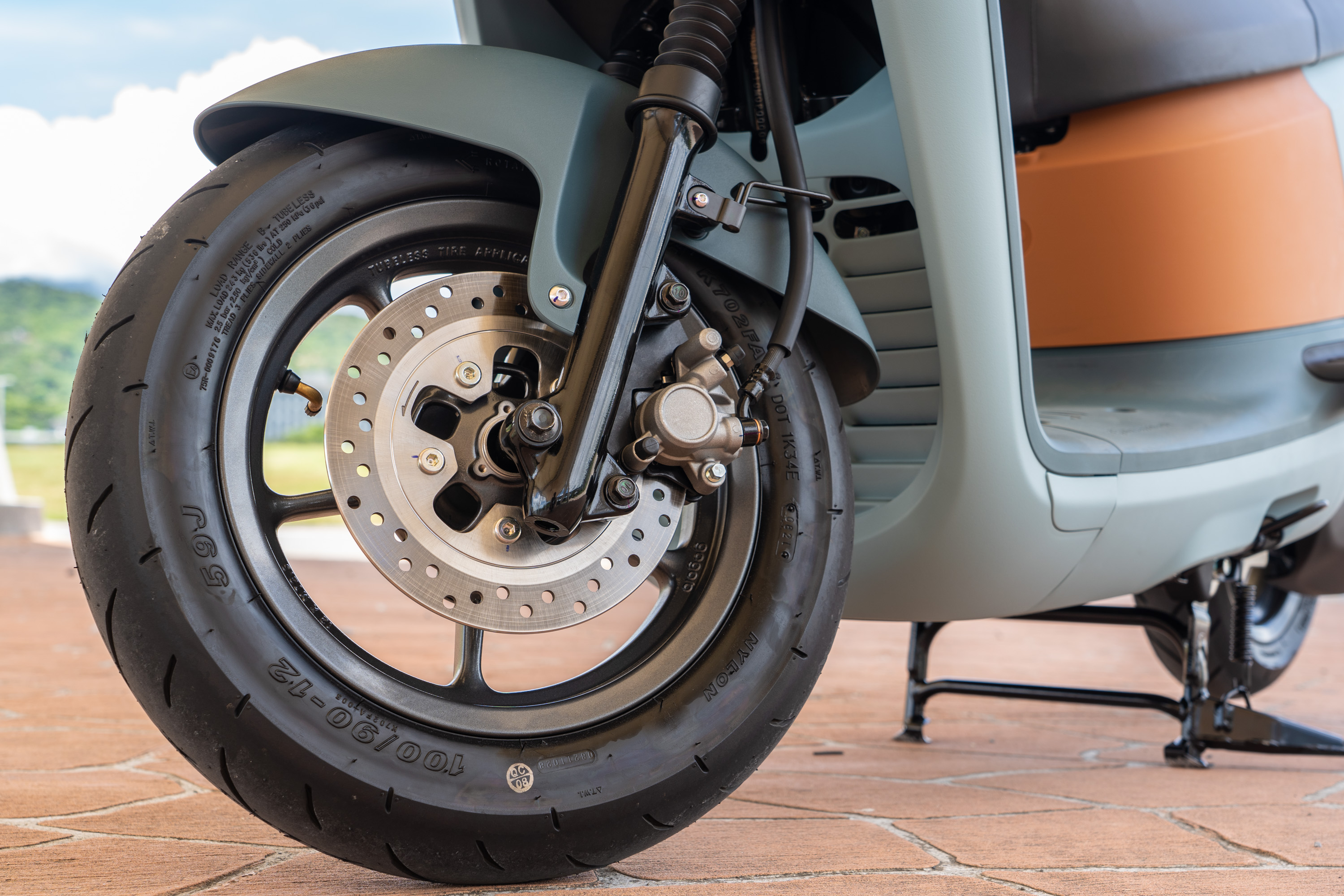 VIVA XL 前後輪圈都是 12 吋,前煞車碟盤直徑為 220 mm 打孔碟。