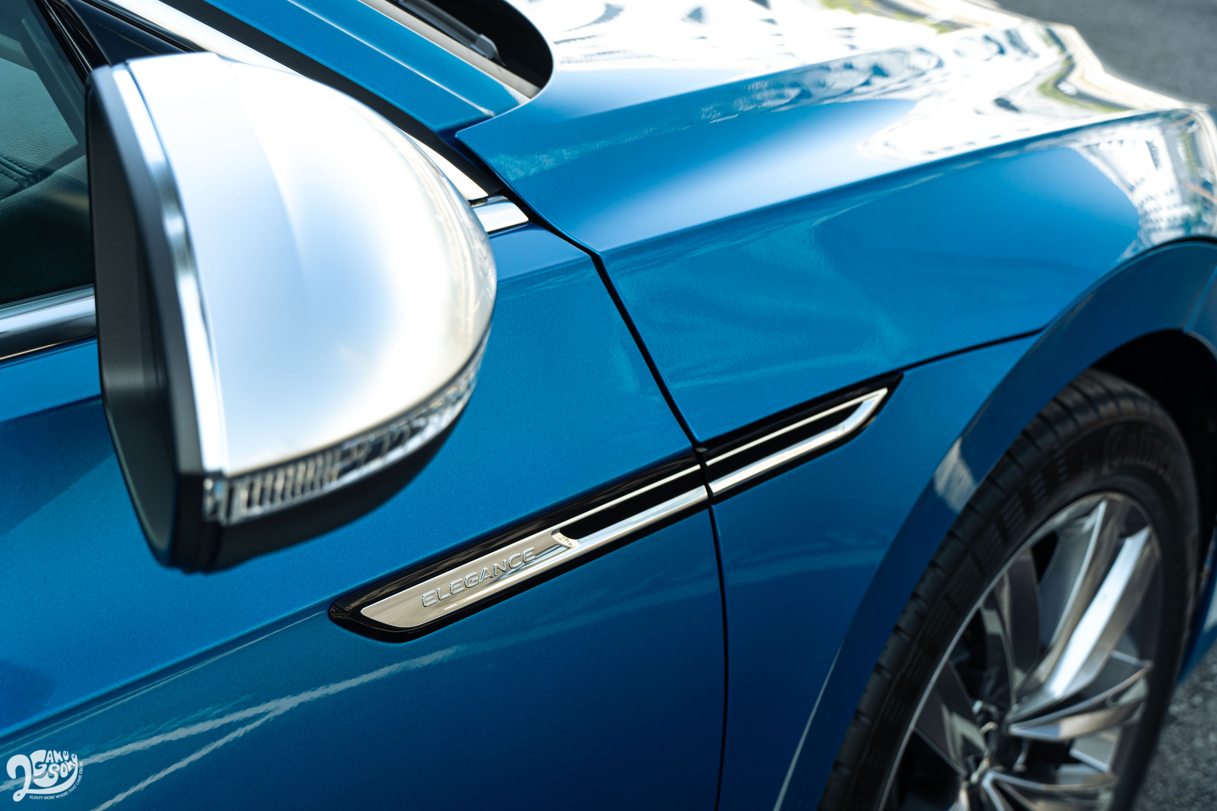 從前葉子板延伸至前車門的飾板搭配霧銀後視鏡外殼,都是 Elegance 套件專屬內容。