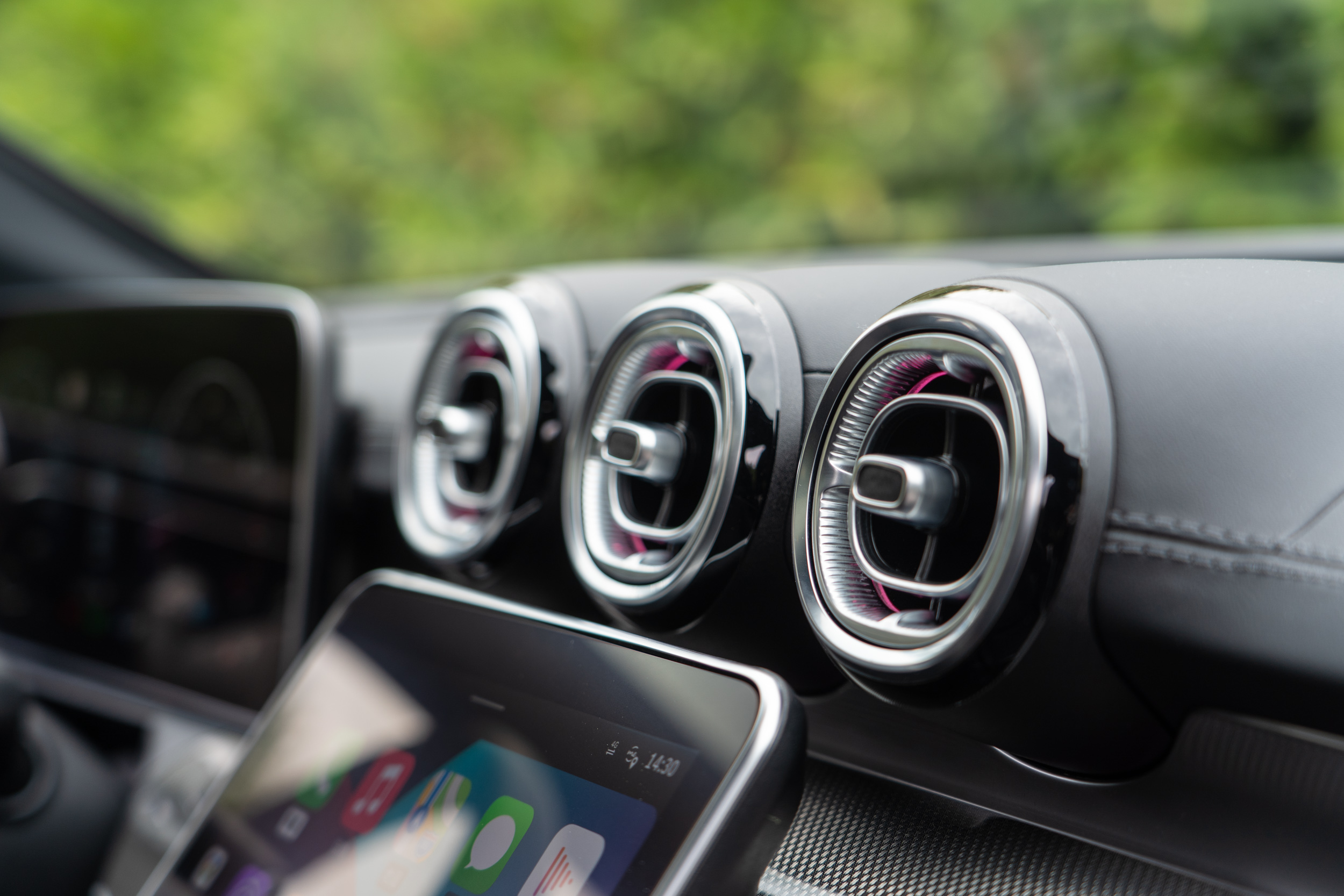 如噴射機引擎的空調出風口,設計感與質感都不俗。