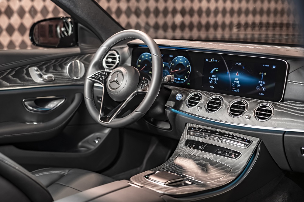 全新 E-Class 全車系標配 Intelligent Drive 智慧駕駛輔助套件 (23P) 和 MBUX 多媒體系統。
