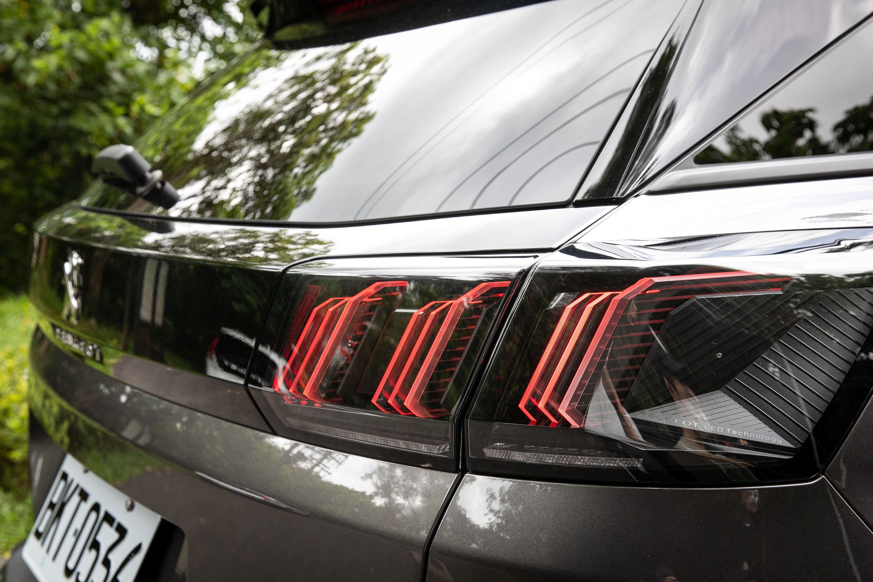 車尾獅爪般的 LED 尾燈造型，近看更可發現燈型設計的細微巧妙。
