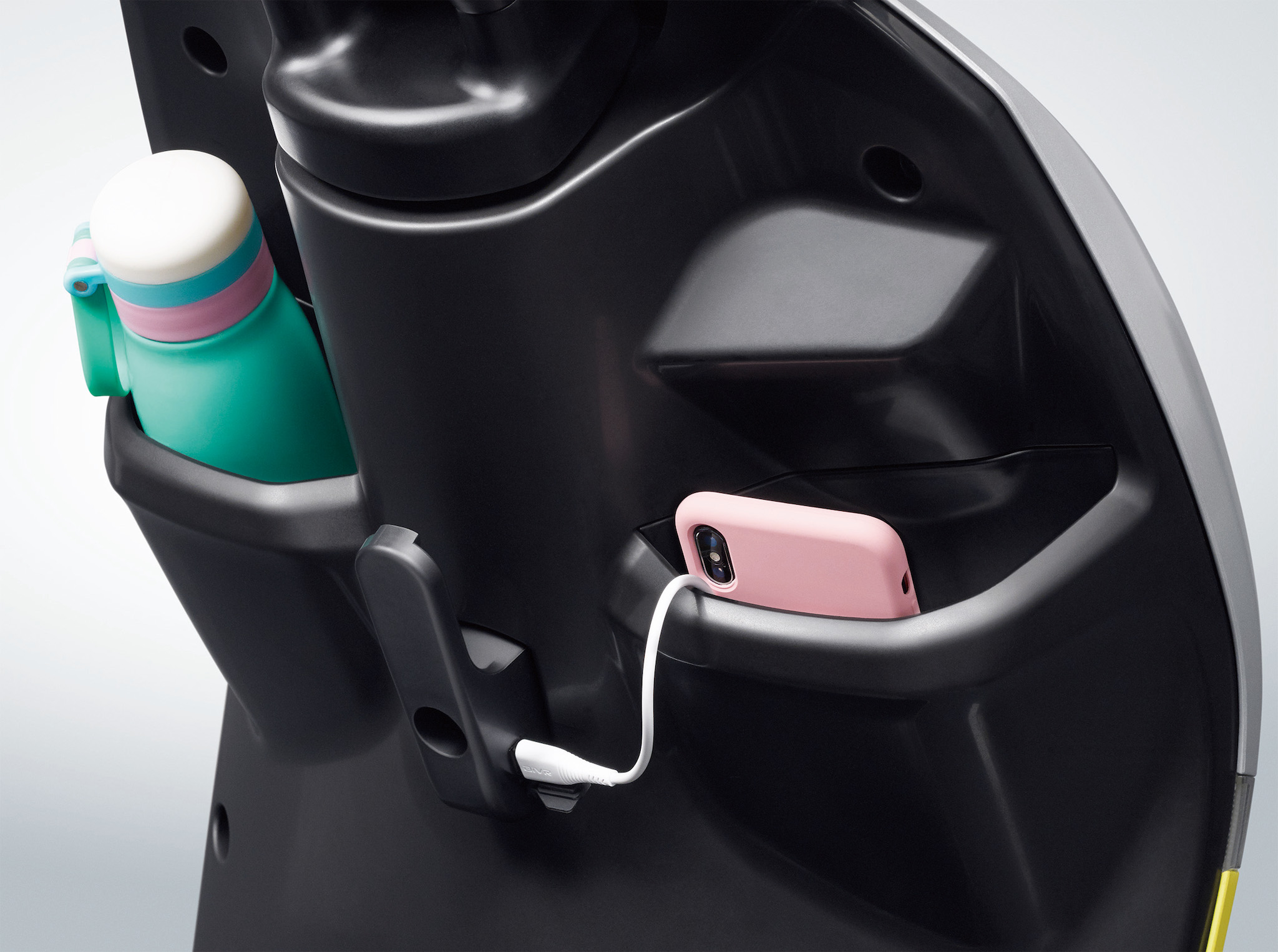 eReadyFun 內崁式雙前置物空間。