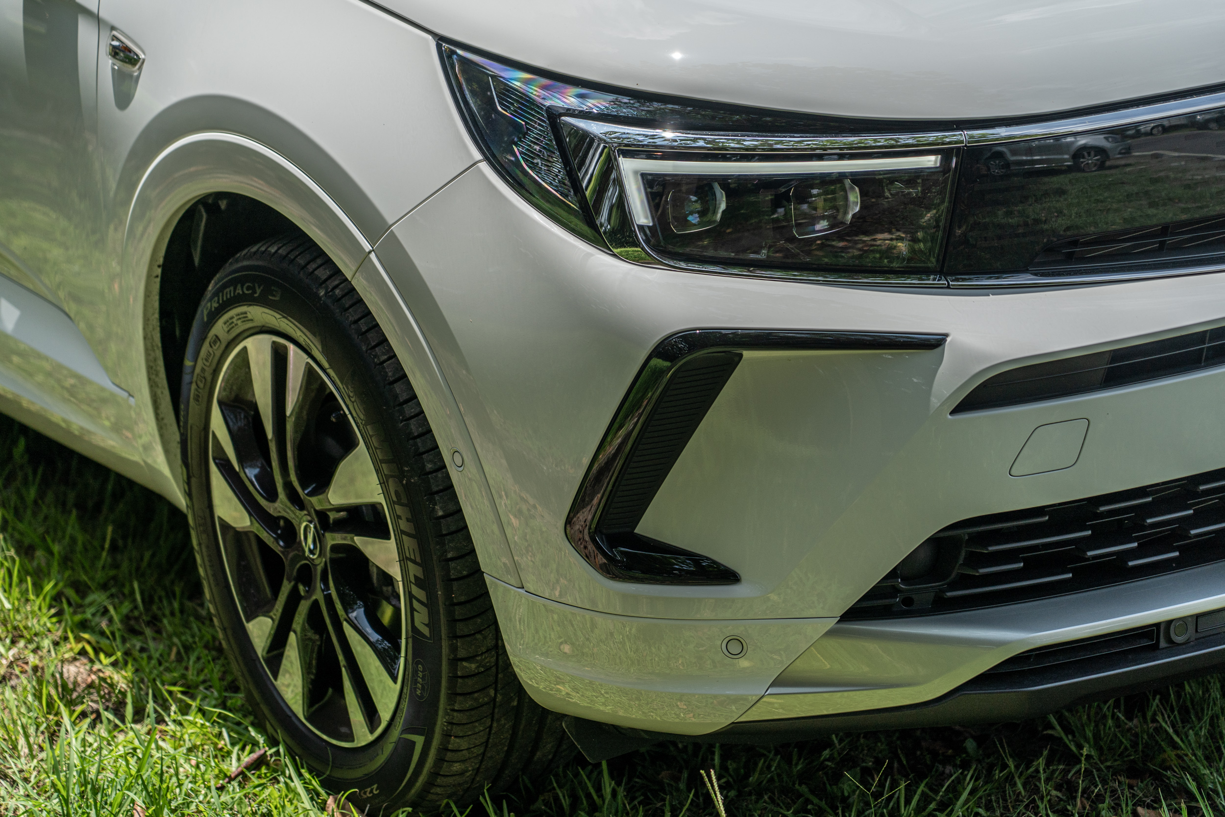 相較於 Mokke,Grandland 顯然多了許多較為花俏的設計。