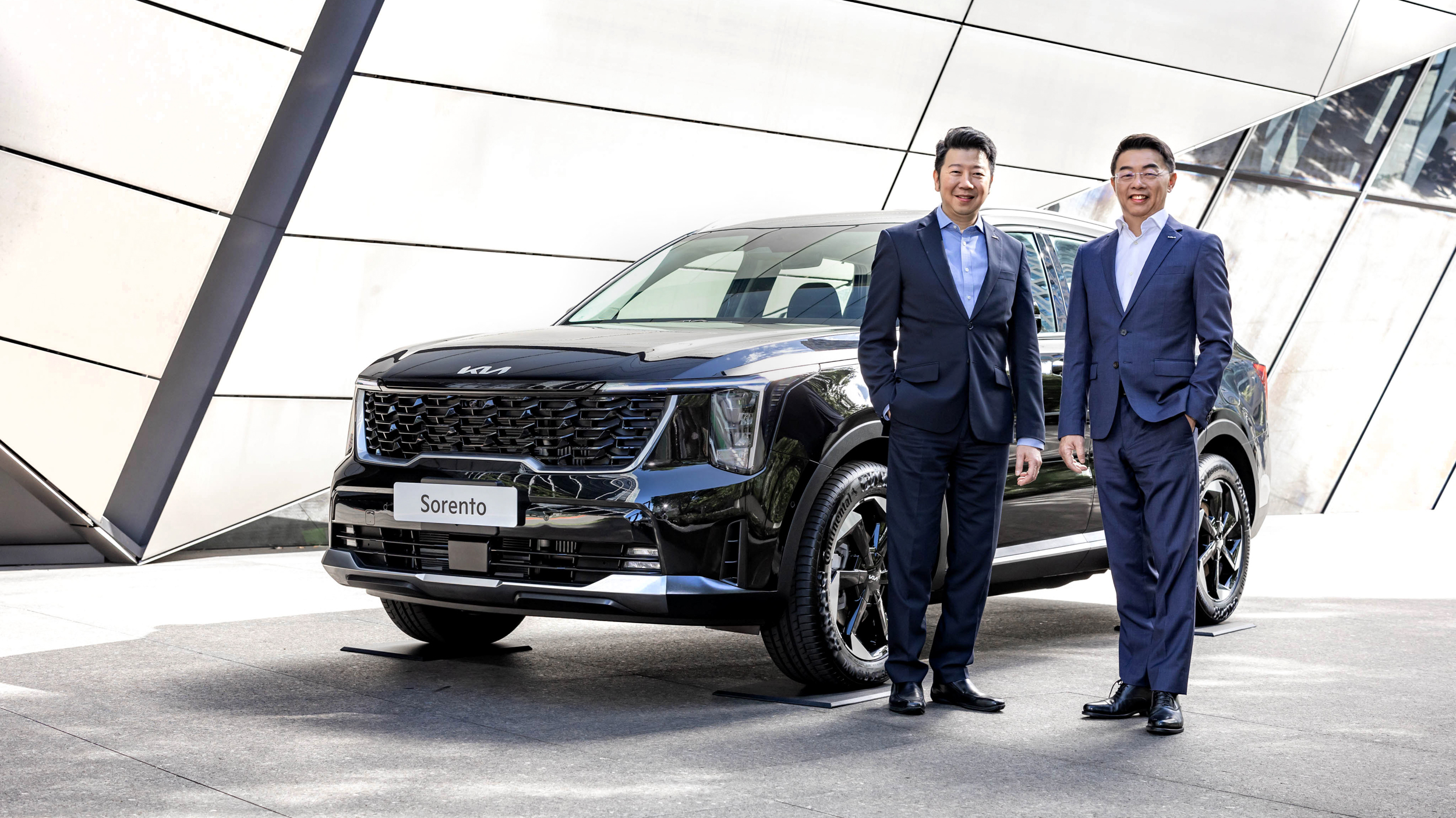 1.Kia The new Sorento新能源旗艦LSUV今(7日)宣布以165.9萬起正式上市，由Kia總代理台灣森那美起亞董事長劉家輝(左)及台灣森那美起亞總裁李昌益(右)共同揭開序幕。