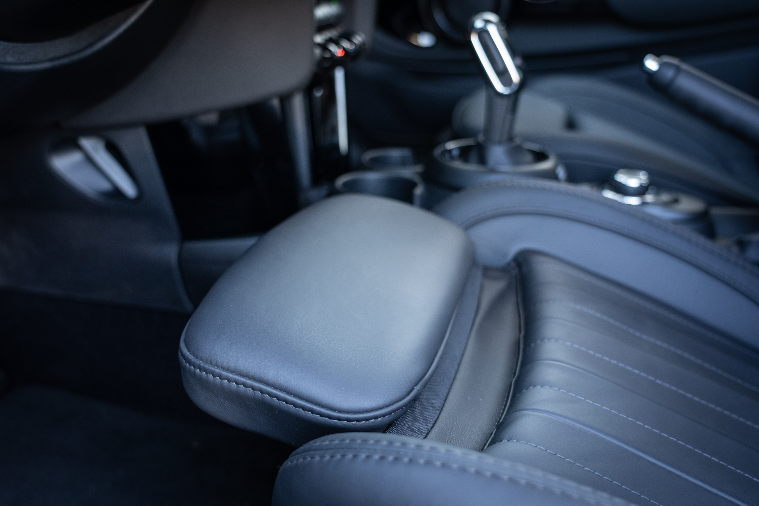 前座腿靠可調整，可適合更多不同體型駕駛與乘客。