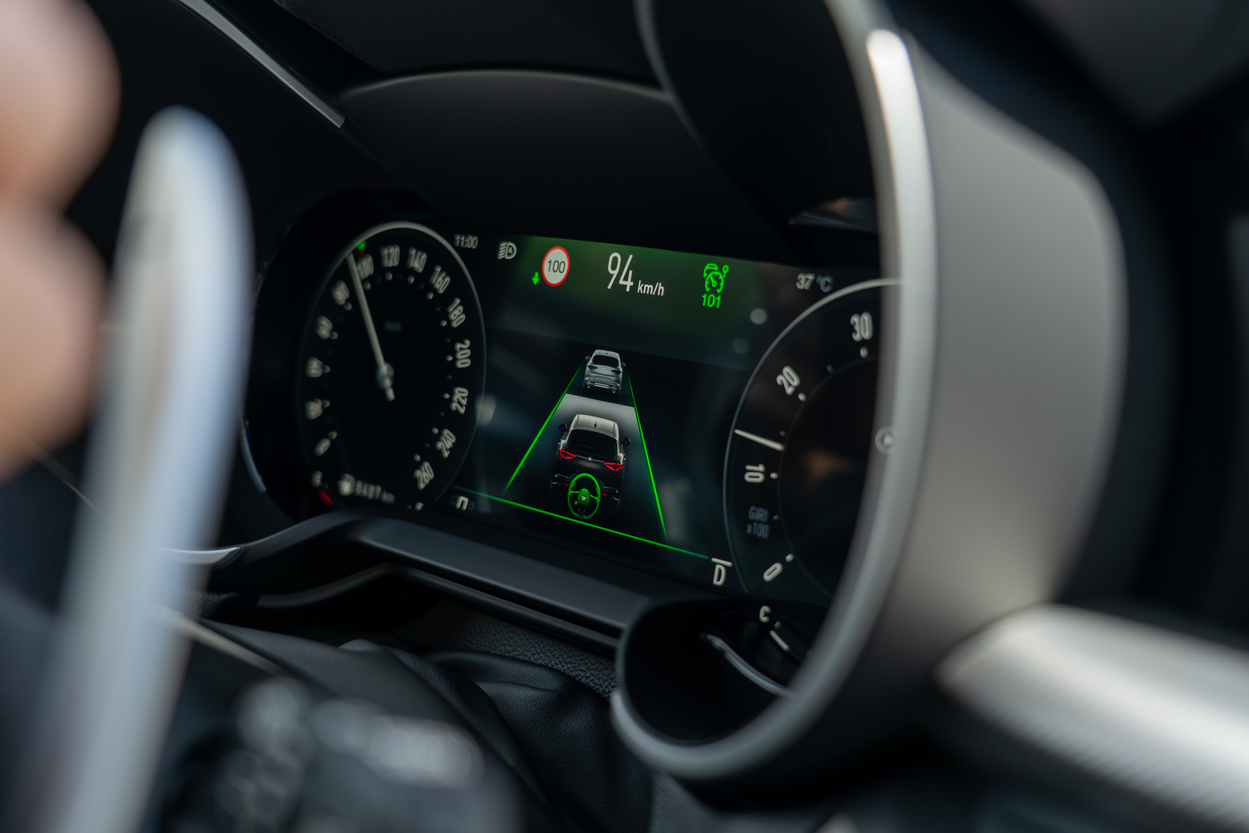 許久不見的潛望鏡式儀表板造型。