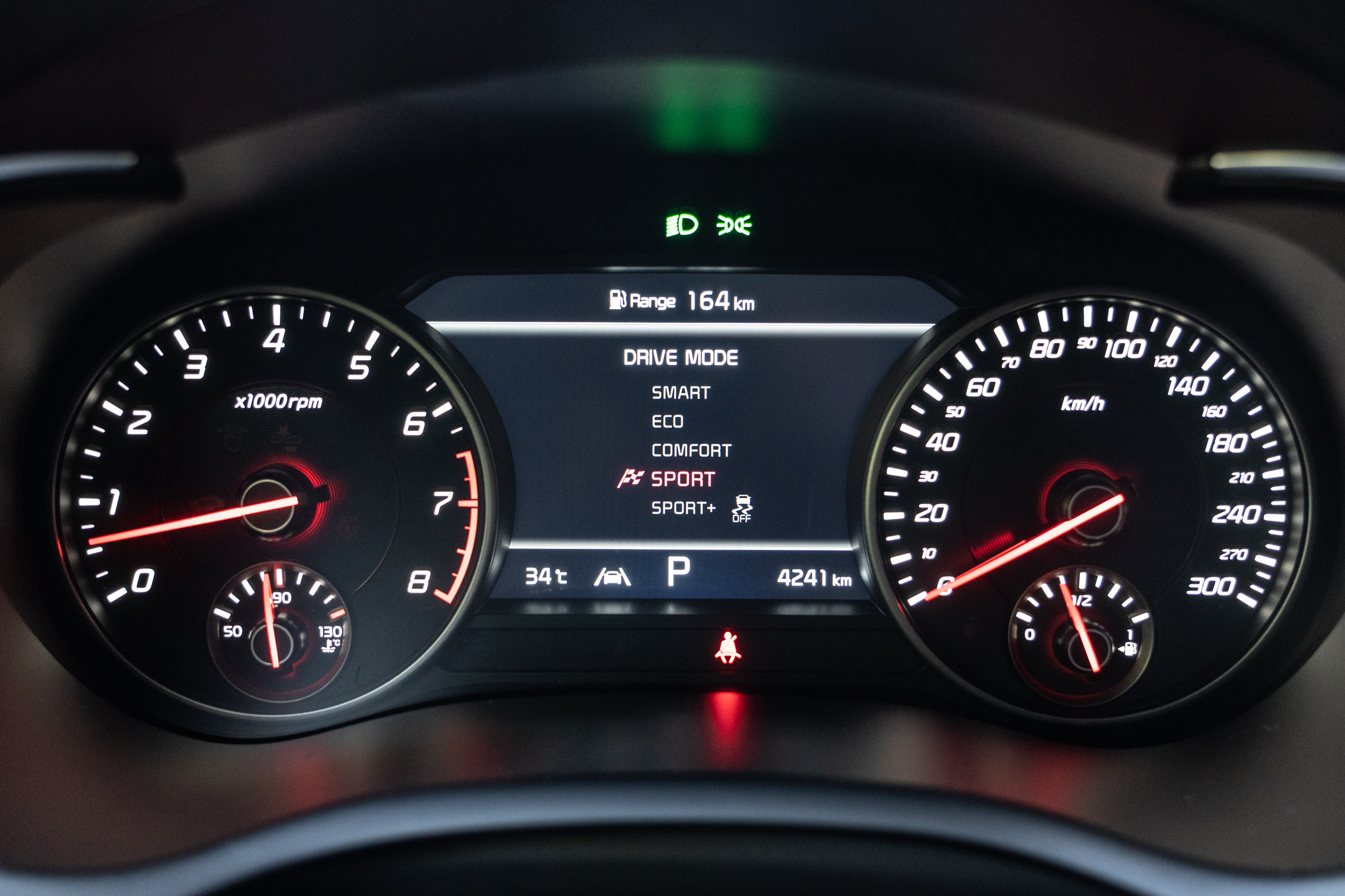 傳統的雙環指針中央安插 7 吋智慧型數位儀表板,並標配抬頭顯示器功能。