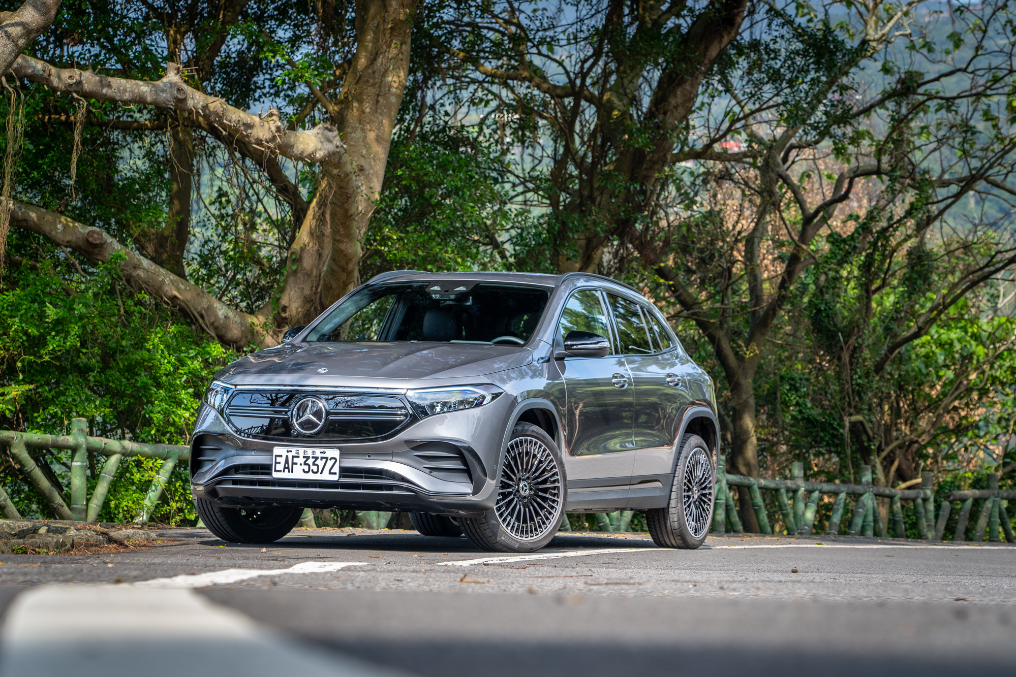 試駕車款為 Mercedes-EQ EQA 250,售價為新台幣 215 萬元起。