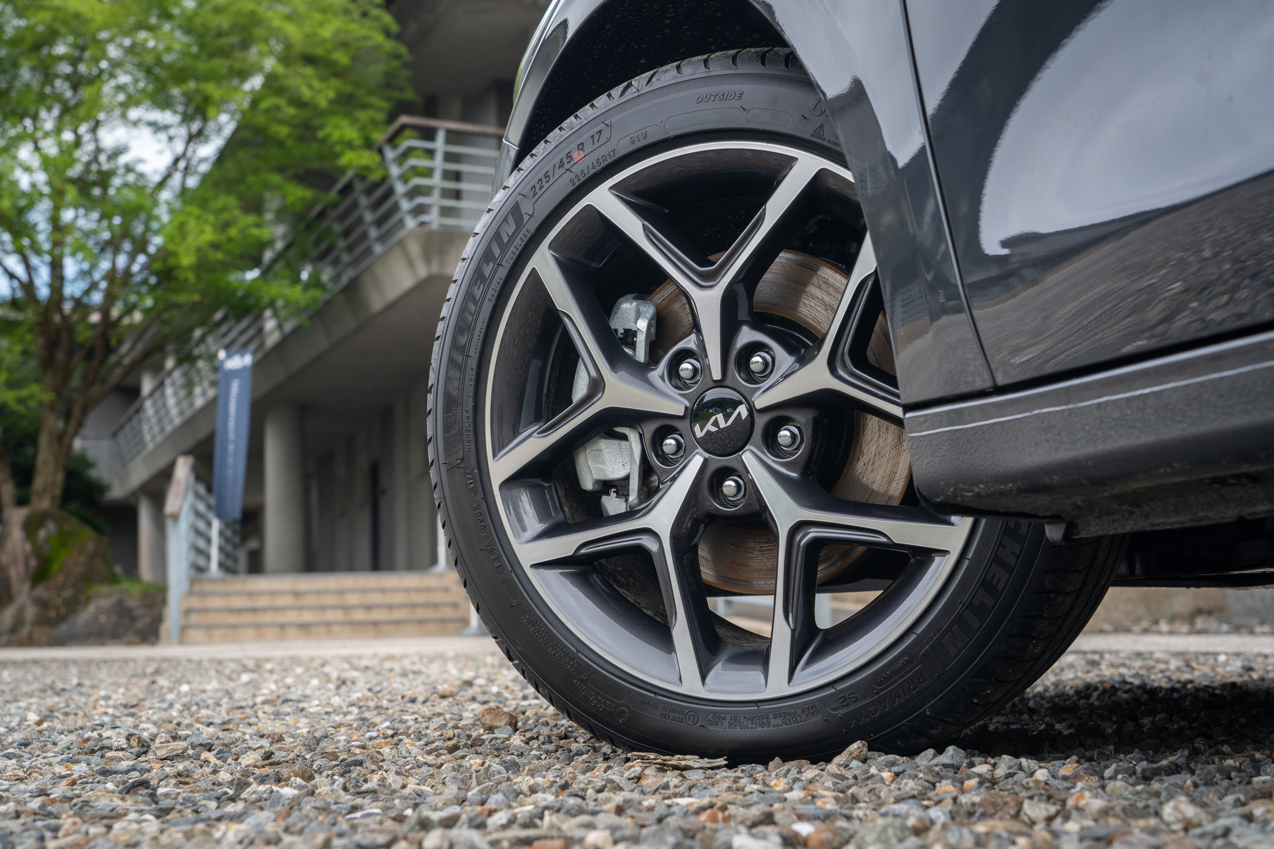 胎圈規格為 225/45R17。