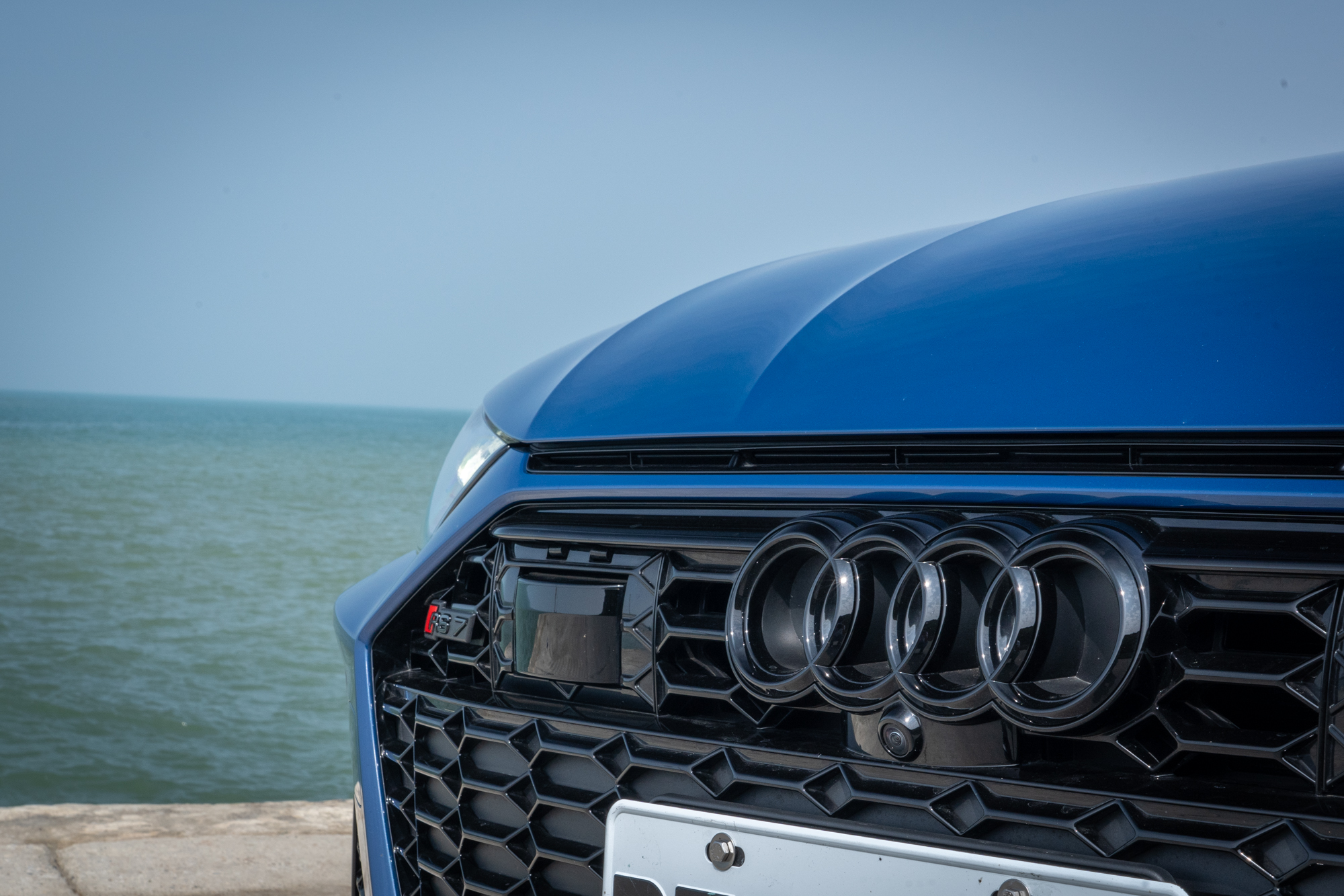 因選配黑色套件,車頭廠徽也換上了黑色塗裝。