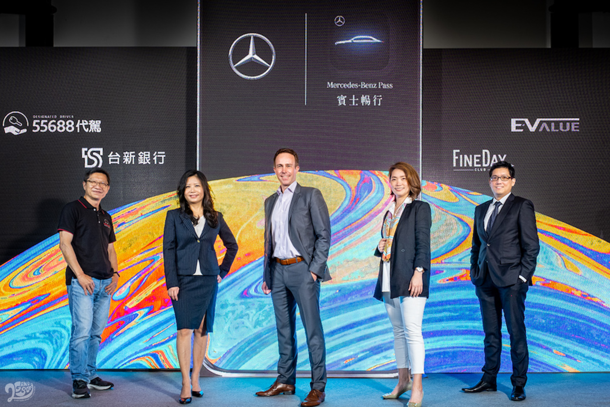 台灣賓士攜手策略夥伴(由左至右)台灣大車隊集團總經理楊榮輝、台新銀行副總蘇郁徵、台灣賓士總裁畢立思、FineDayClub 執行長蔡靜芳、E-Value 華城電機執行長許逸晟。