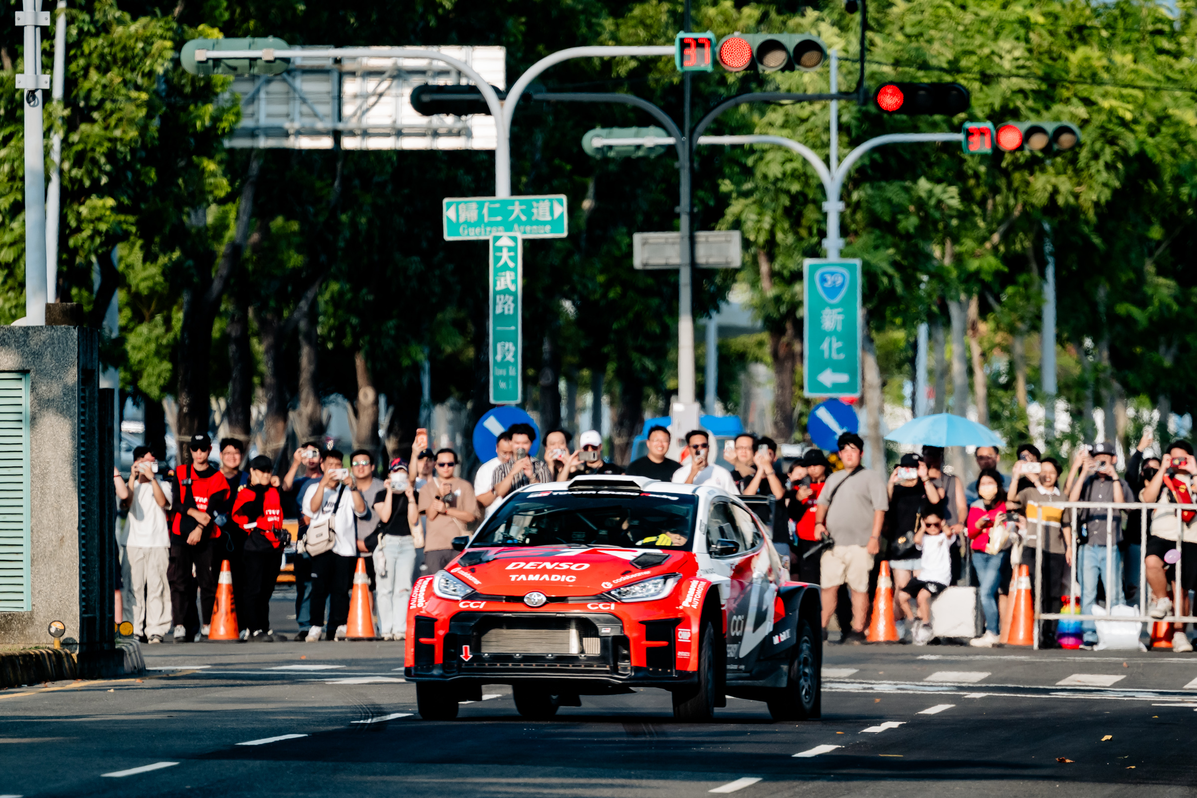 豐田章男會長MORIZO駕駛GR YARiS Rally2、大嶋和也選手駕駛GR GT、石浦宏明選手駕駛GR GT3於封街路段進行演出，吸引大批民眾圍觀。