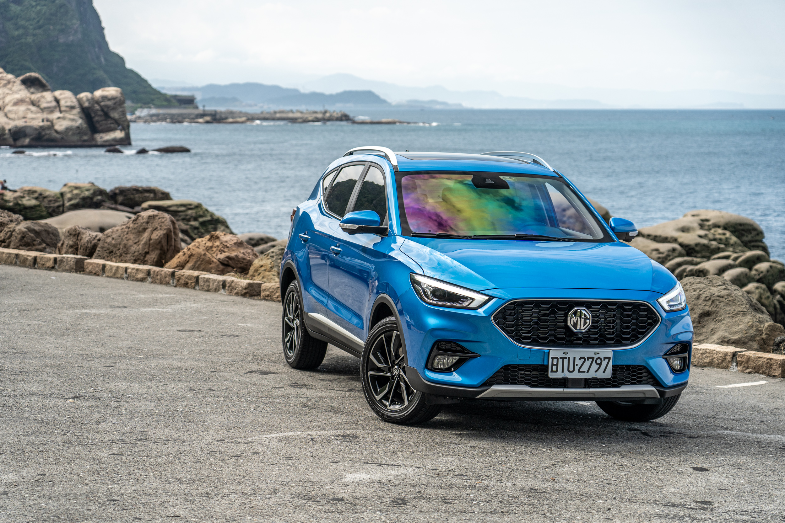 身為國產小型休旅車的新兵,MG ZS透過安全配備的滿配提供首購族最安心的駕車過程。