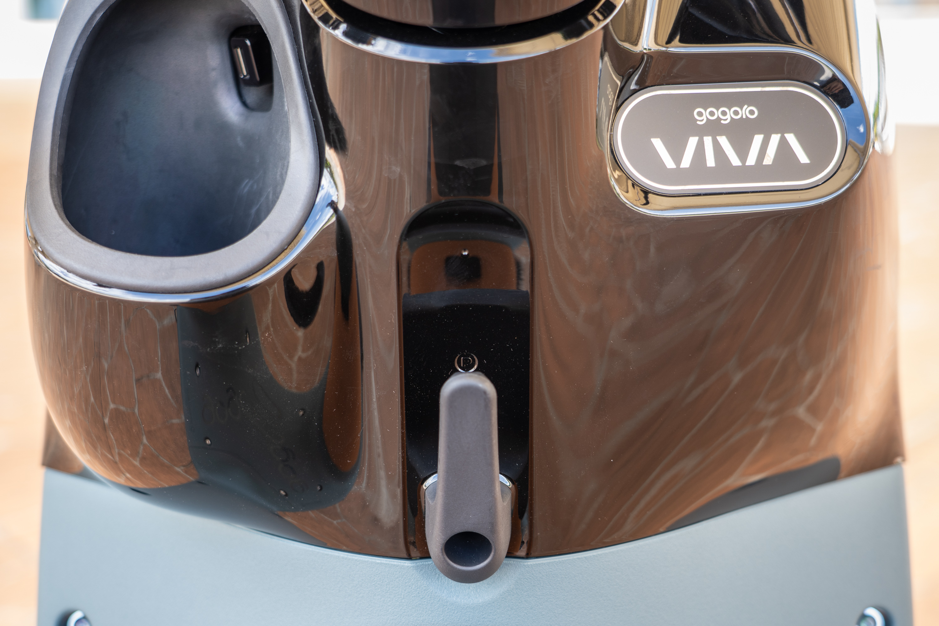 配備有置杯架、USB 插座與掛鉤。