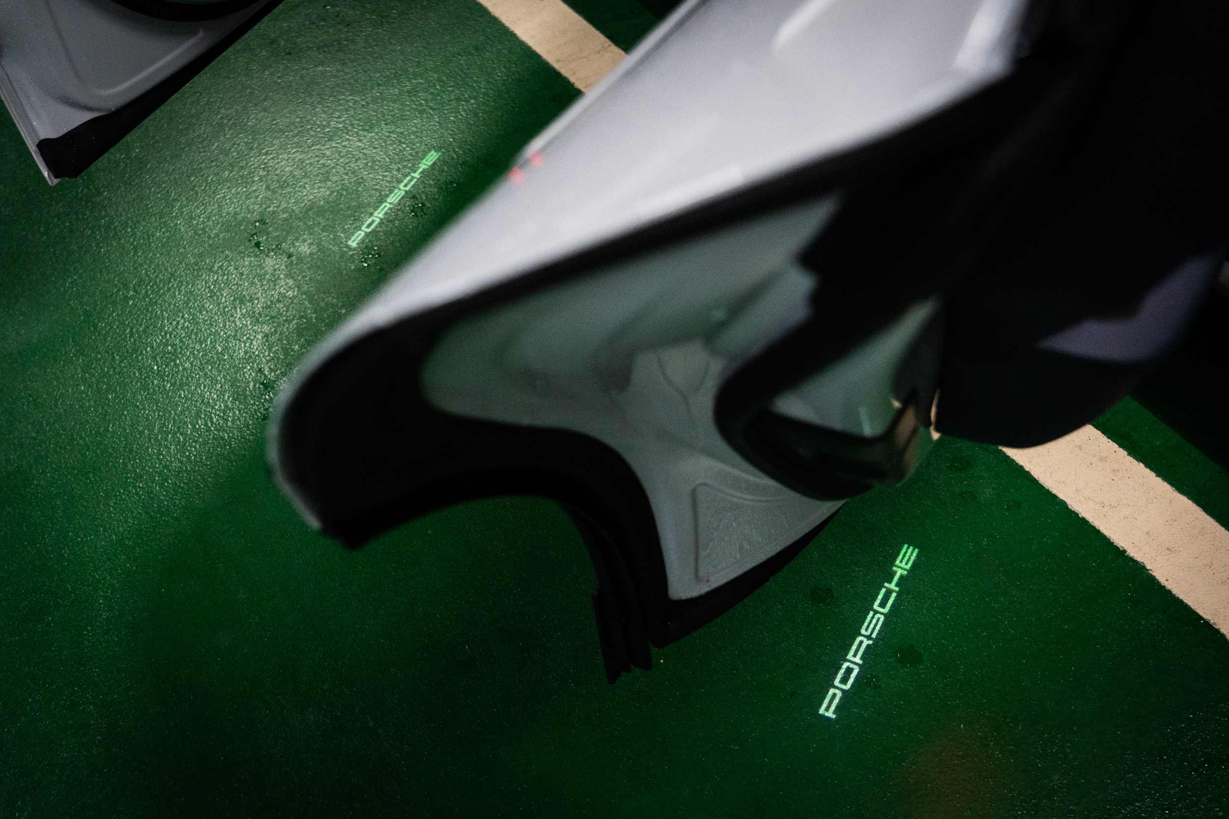 「PORSCHE」字樣車門投影燈選配價格為 18,200 元。