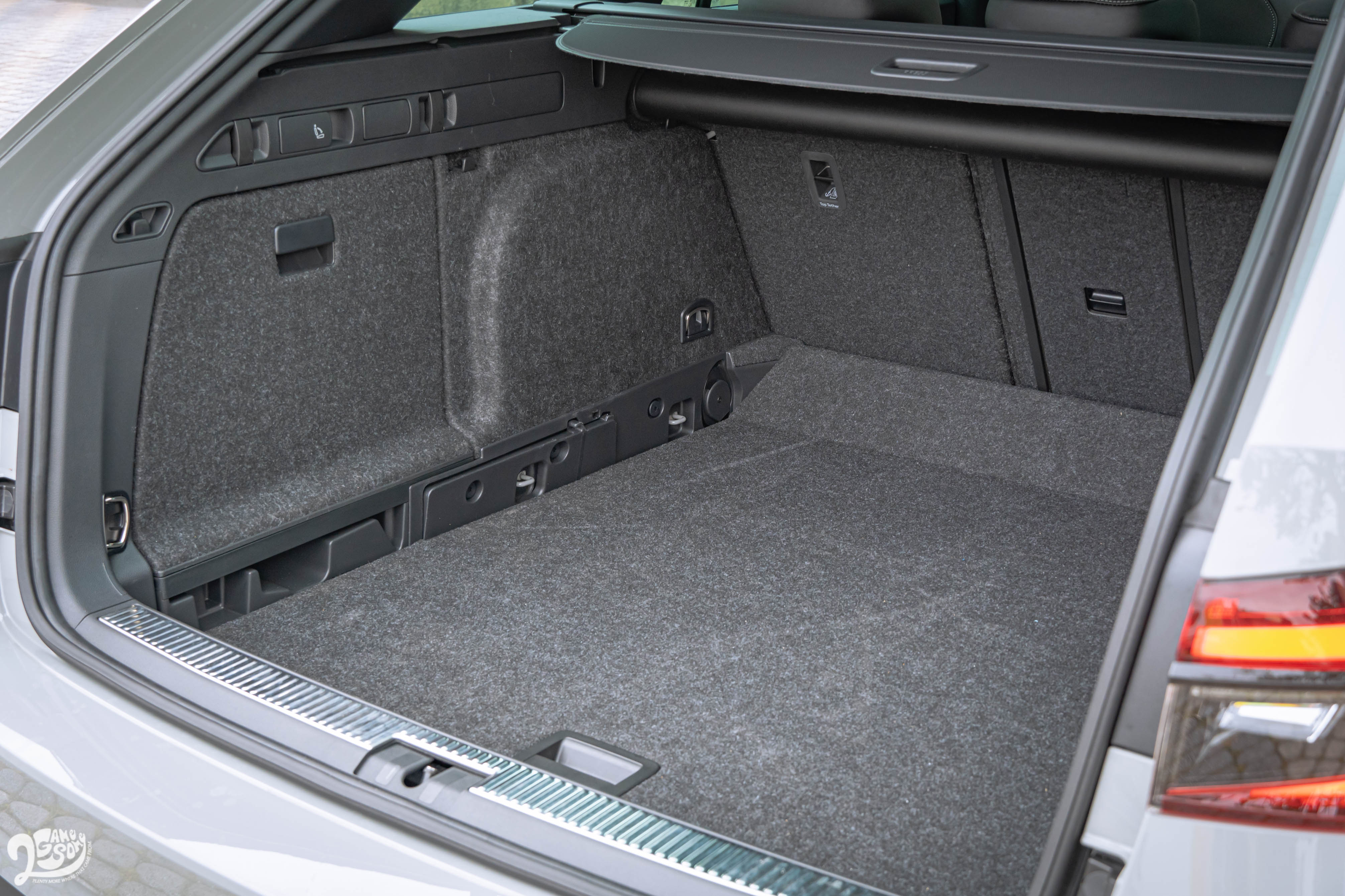 行李廂底板有雙層設計,側邊有椅背倒平拉柄。