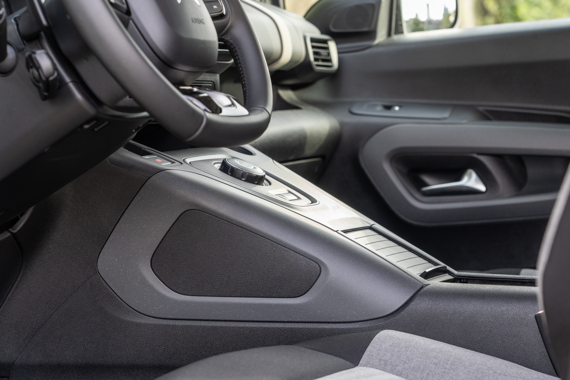 中央鞍座下方體積雖大,但皆設計成置物空間。